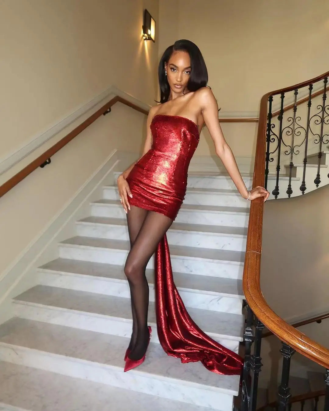 Vestido curto feminino sexy sem alças com lantejoulas brilhantes para festa e boate, com laço grande