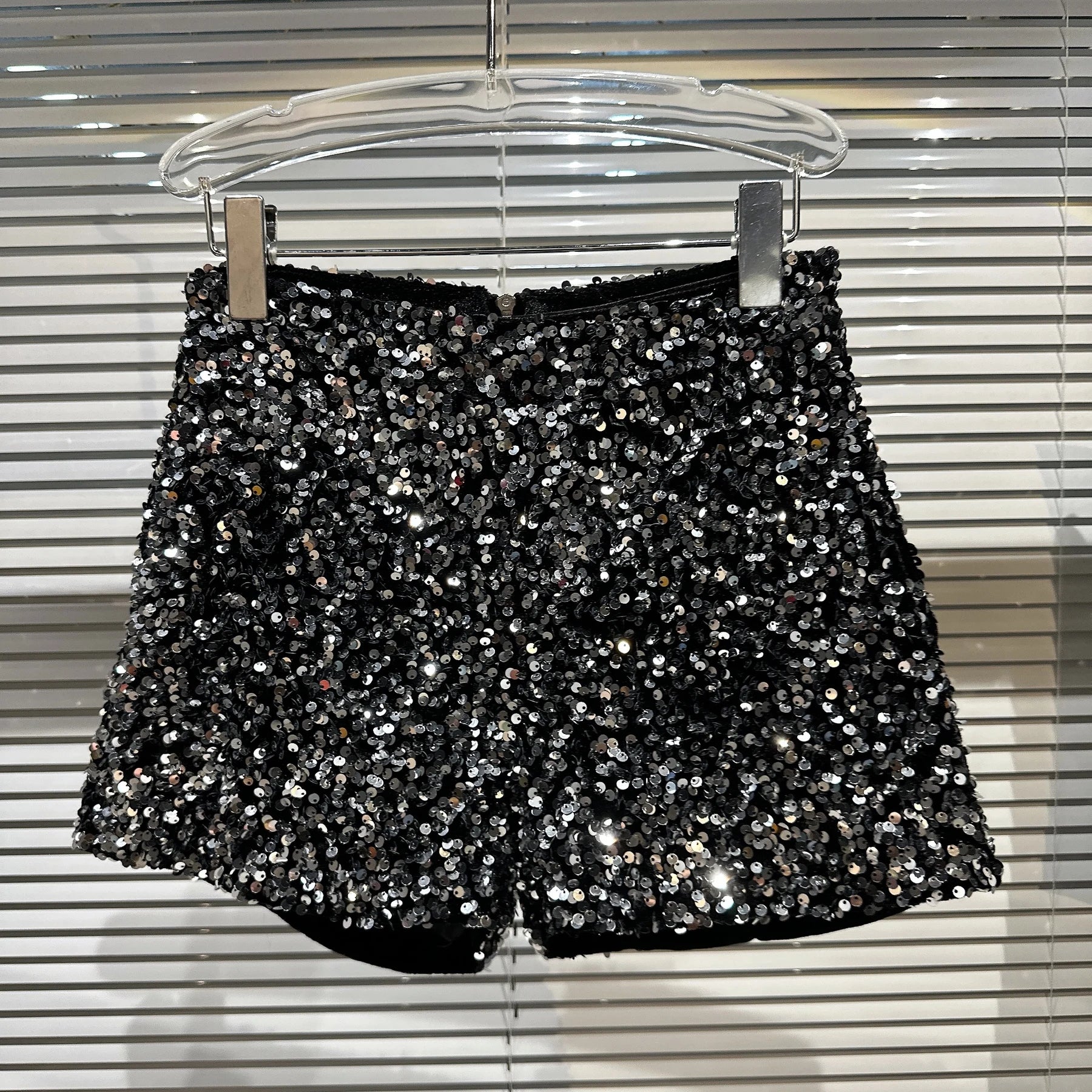 New Clubwear Shorts Ladies Sexy Sequins Shorts Loose High Waist Streetwear Wide Leg Short Pants Sliver Black Women Clothing Silver