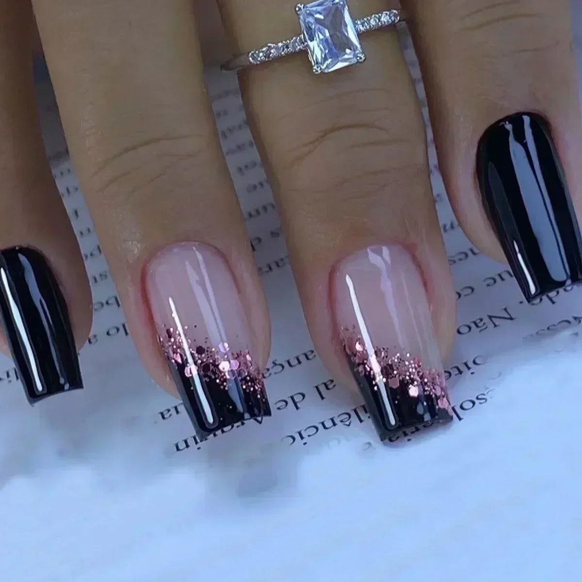 24 peças unhas postiças quadradas curtas médias brilhantes arte de unha branca usável unha postiça prateada francesa cobertura total pressione pontas de unhas