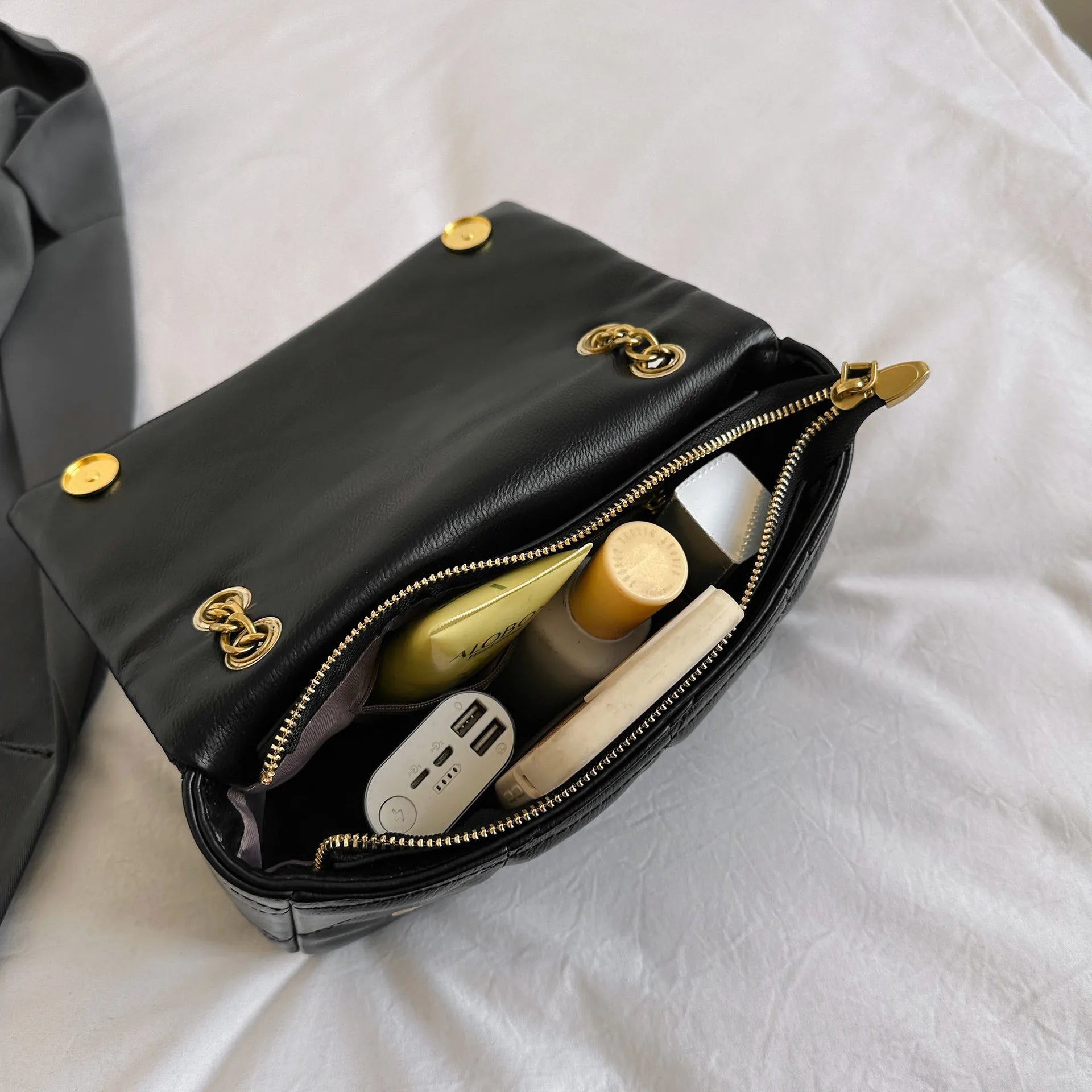 2025new Xiaoxiangfeng Diamond Grid Chain Bag, Stylish and Versatile, Small Square Cross Diagonal Single Shoulder Bag on Armrests