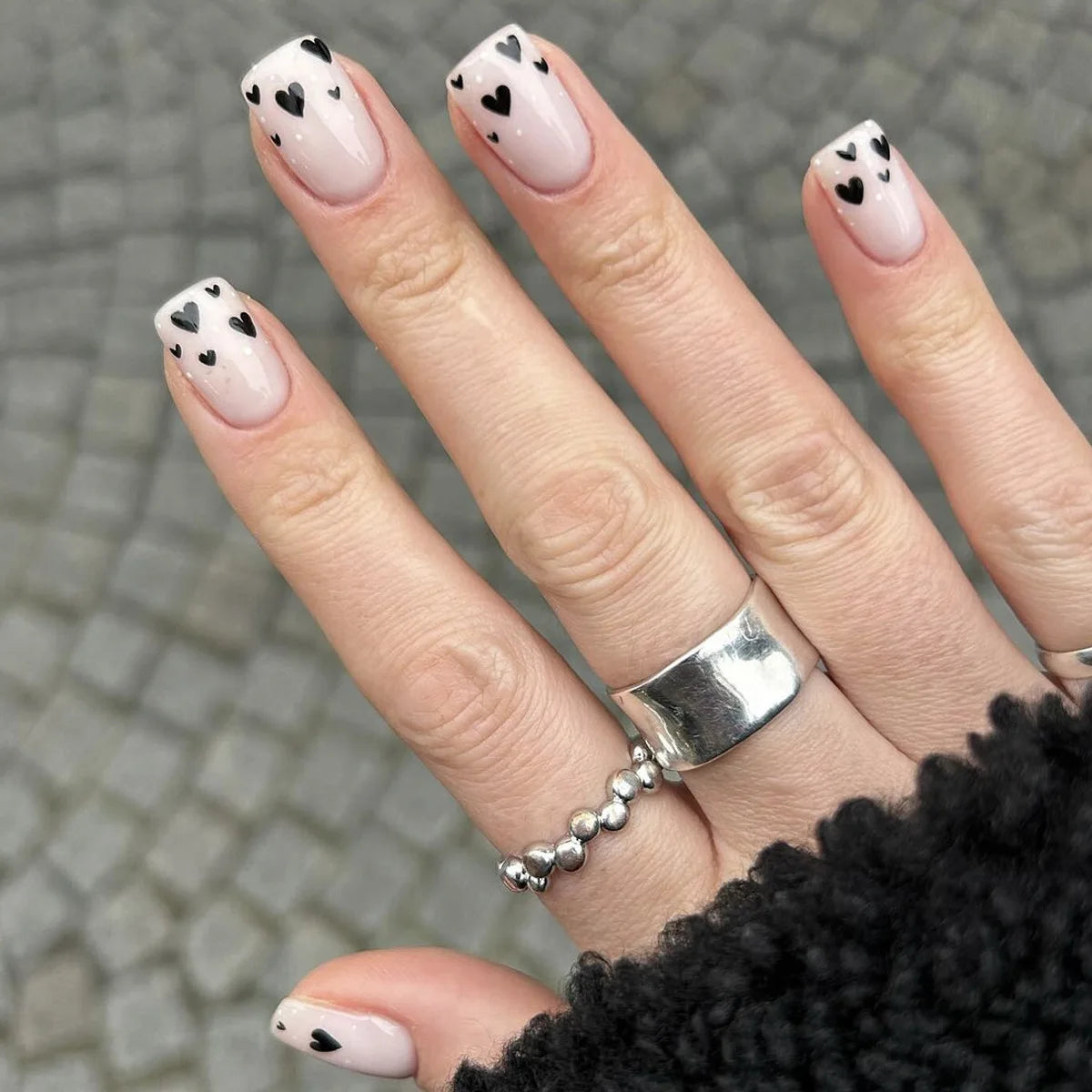 24Pcs Short Square Head Nails Set Press on Rose Red Heart with Design Fake Nails Art Simple Wearable Full Cover False Nails Tips