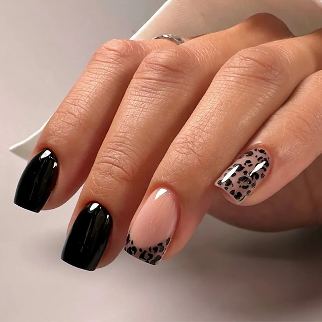 24Pcs French Pink Press on Nails Short Square Head Fake Nails with Flower Rhinestone Design Wearable Finished False Nail Tips