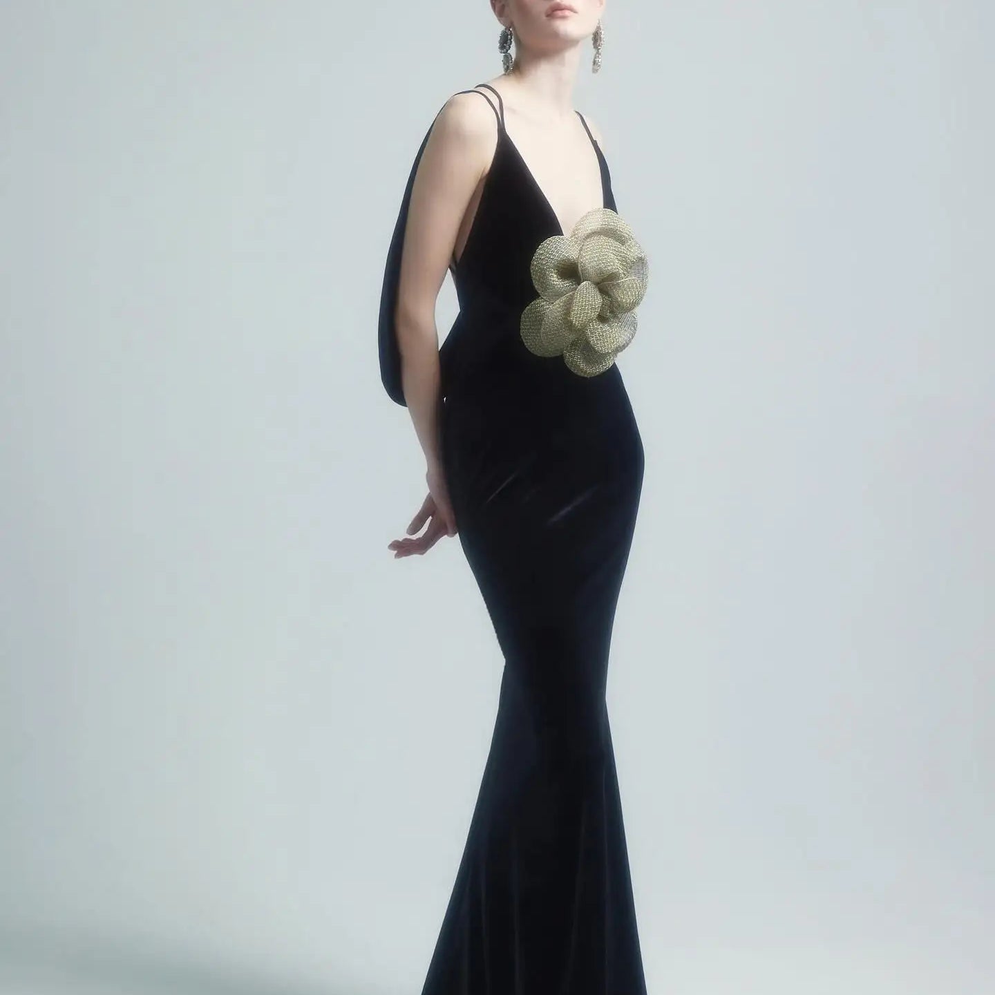 Vestido longo feminino de alta qualidade, sem mangas, sexy, com decote em V, floral dourado, colado, costas nuas, vintage, para festa à noite, vestido comemorativo