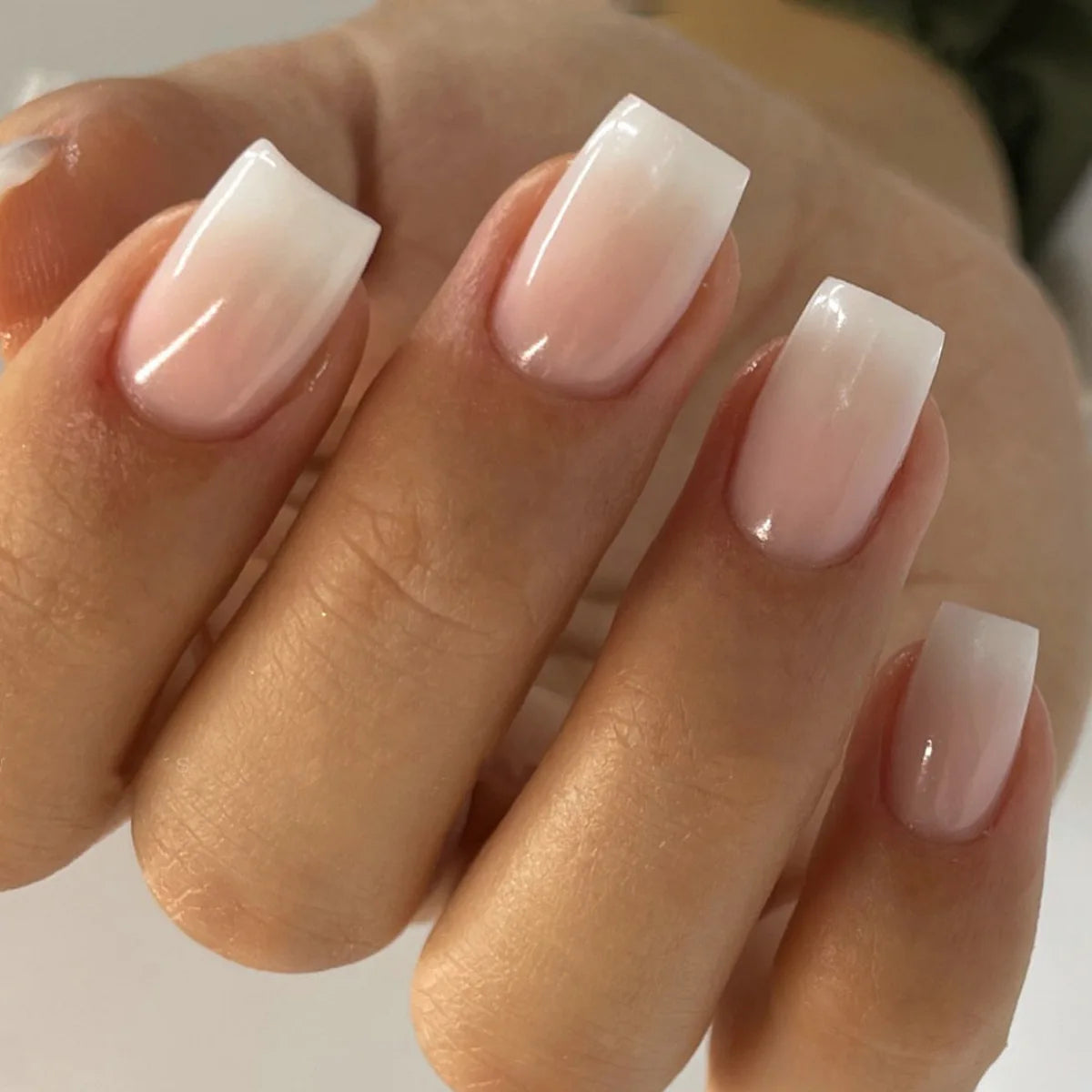 24Pcs Nude Pink Short Fake Nails Gradient Press on Nail Set Short Square Head Simple Manicure Tips Wearable Full Cover Fake Nail