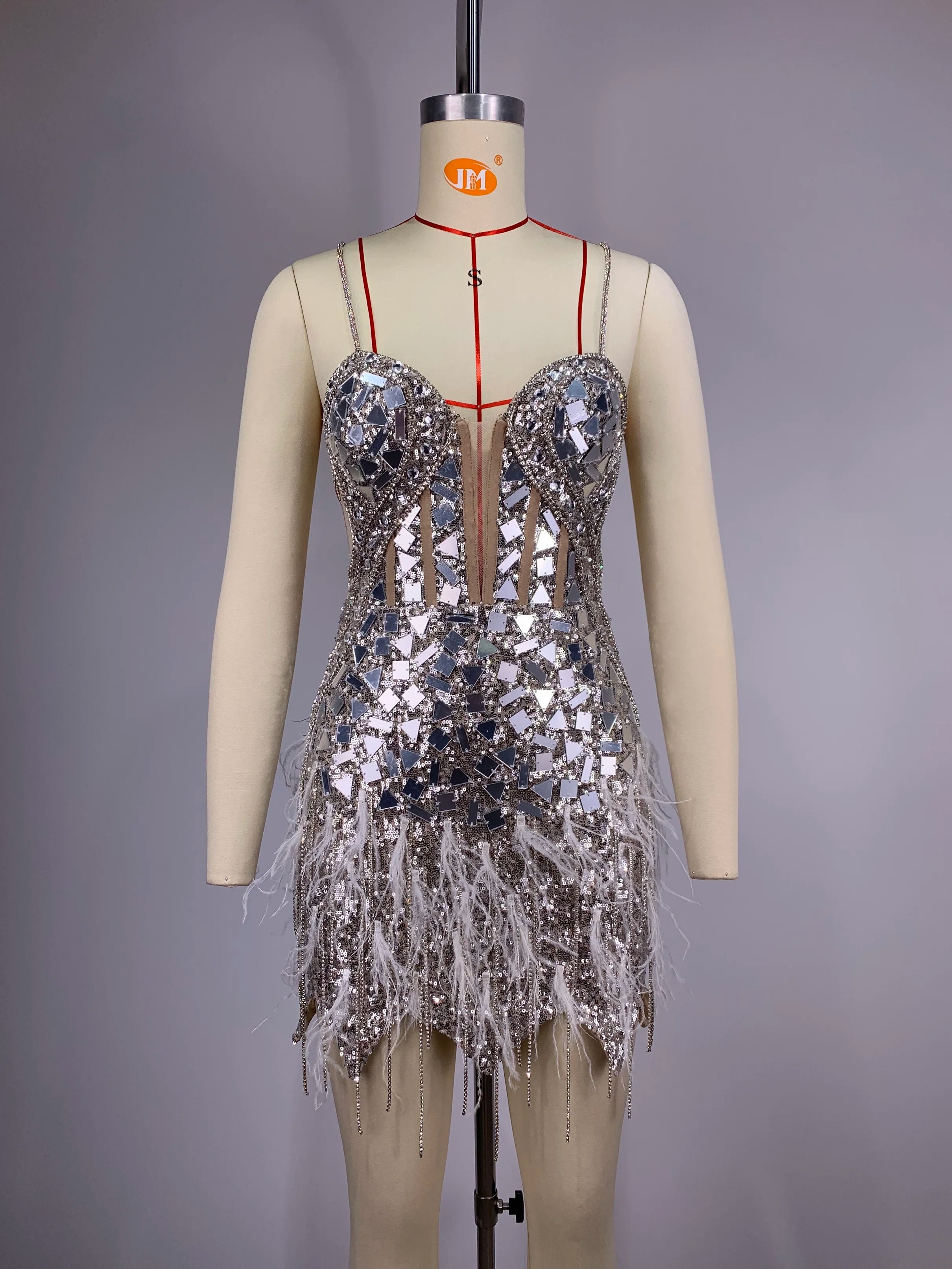 Novidade 2024 Vestido curto feminino sem mangas, sexy, com decote em V, colado ao corpo, penas brilhantes, espelhos, roupa para festa de aniversário