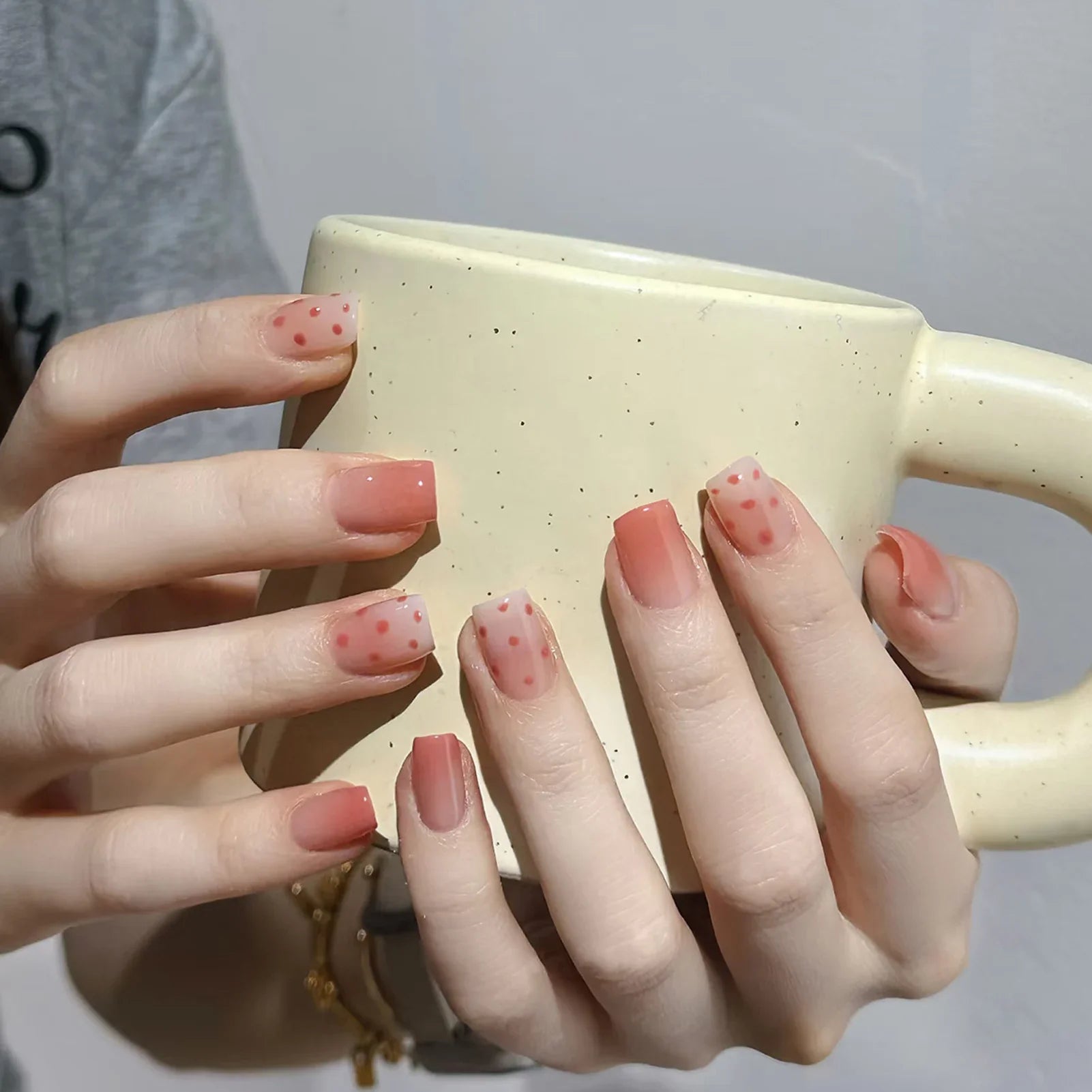 24Pcs Sweet Girls Short Square Fake Nails Gradient Color Press On Nails Dot Printed Nude Pink Charm Manicure Stick-on Naisl Art