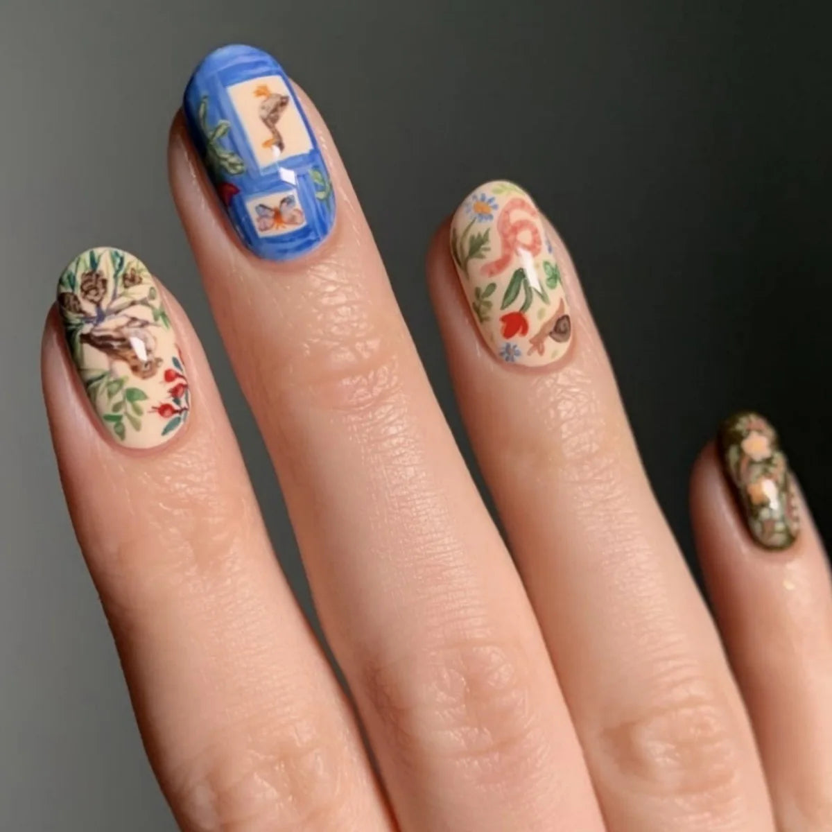 24Pcs Black Flower Leaf Animal with Design Press on False Nails Art Short Round Head Fake Nails Detachable Full Cover Nails Tips