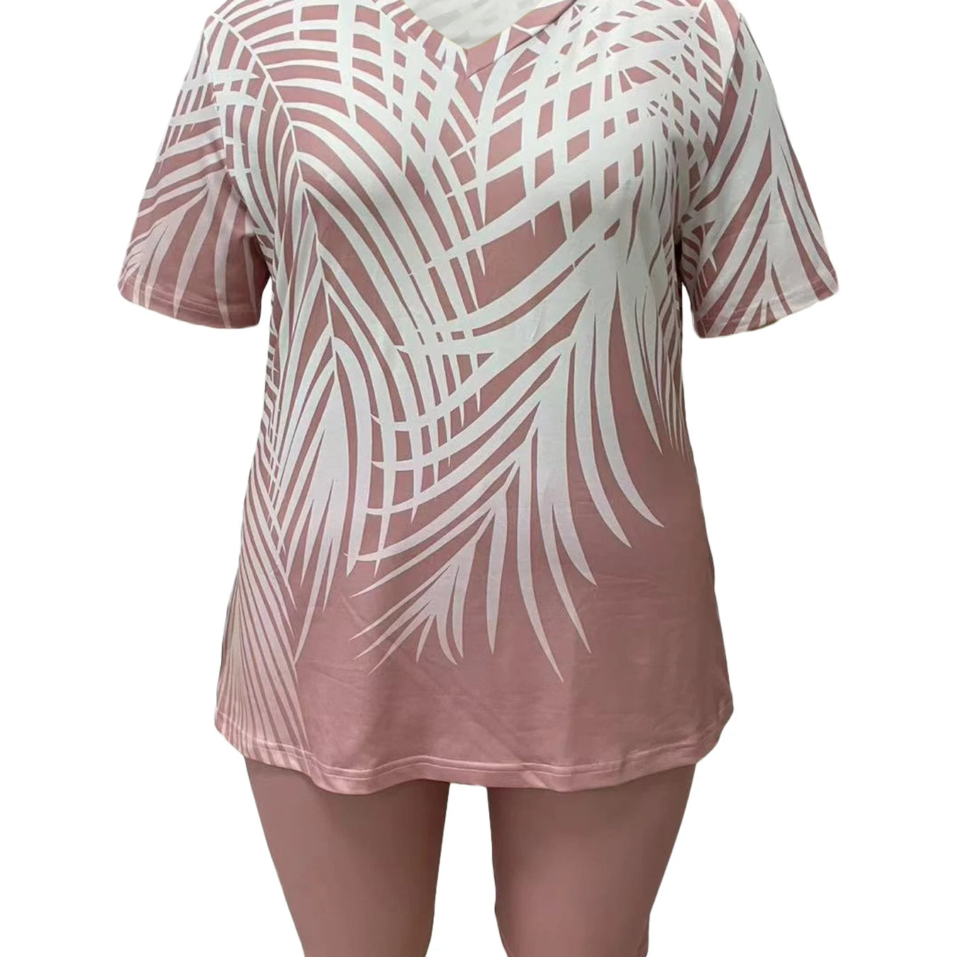 Plus size women's fashion casual vacation short sleeve set with printed top and solid color bottom.