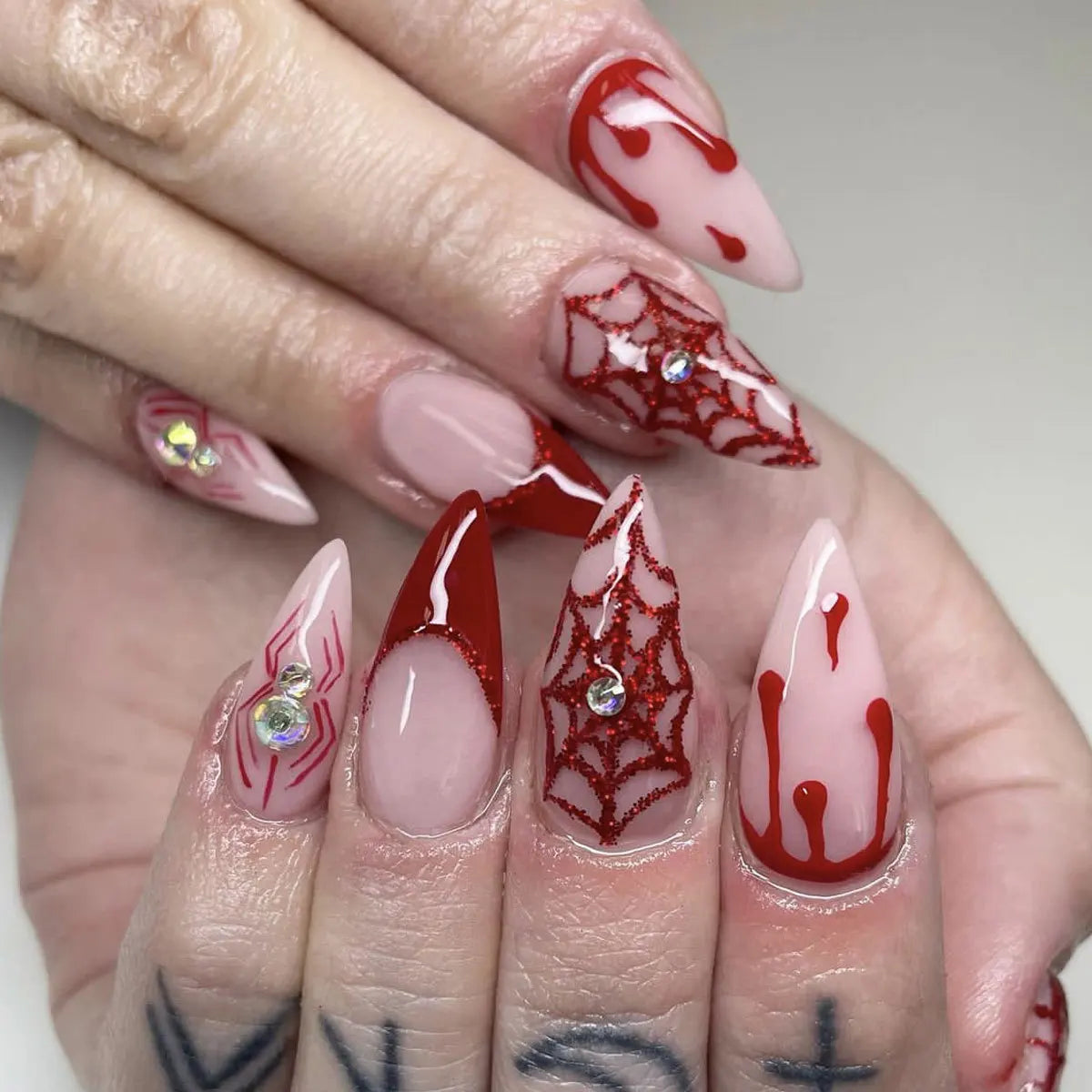 24pcs Sliver Spider Design Fake Nail Heavy Metal Halloween False Nail Tips Full Cover Wearable Black Cool Almond Press on Nails