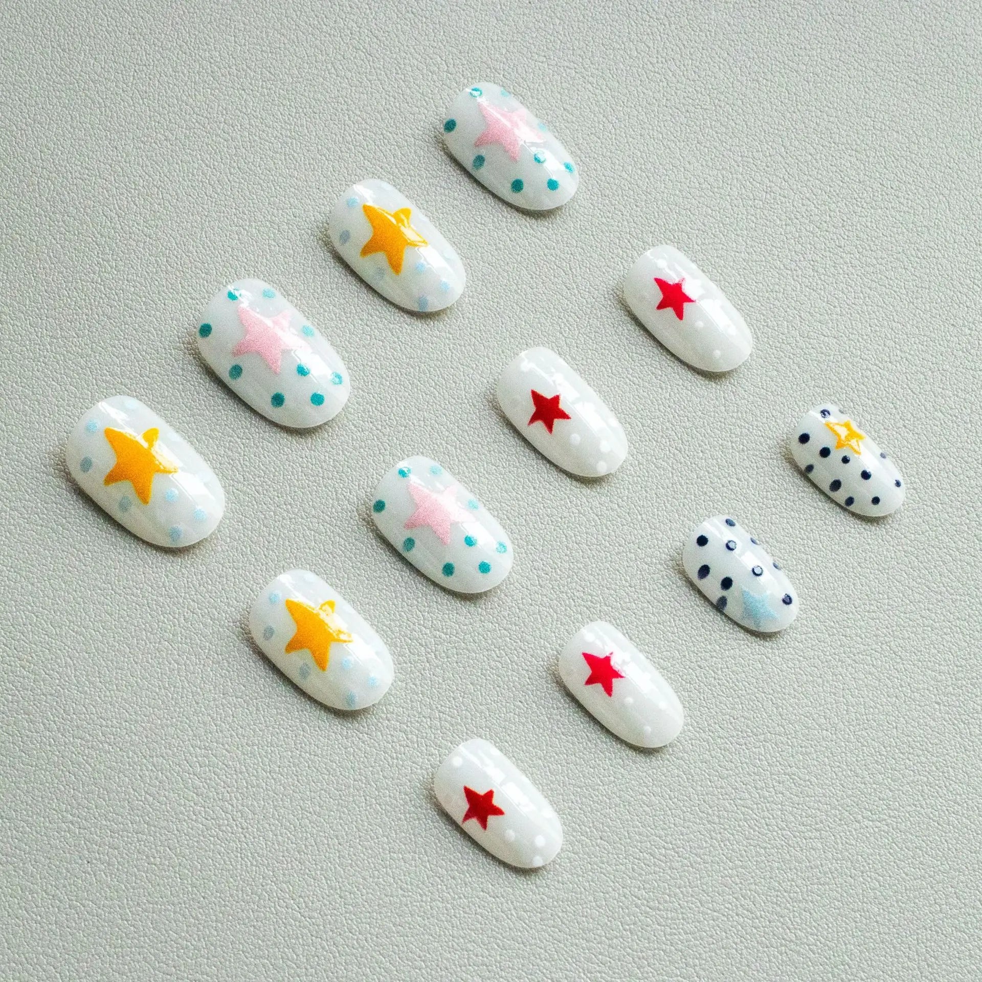 Y2K Girls Charm Manicure 24Pcs Short Oval Shaped Press On Nails Star/Dot Designs Full Cover Stick-on Acrylic False Nails Patch