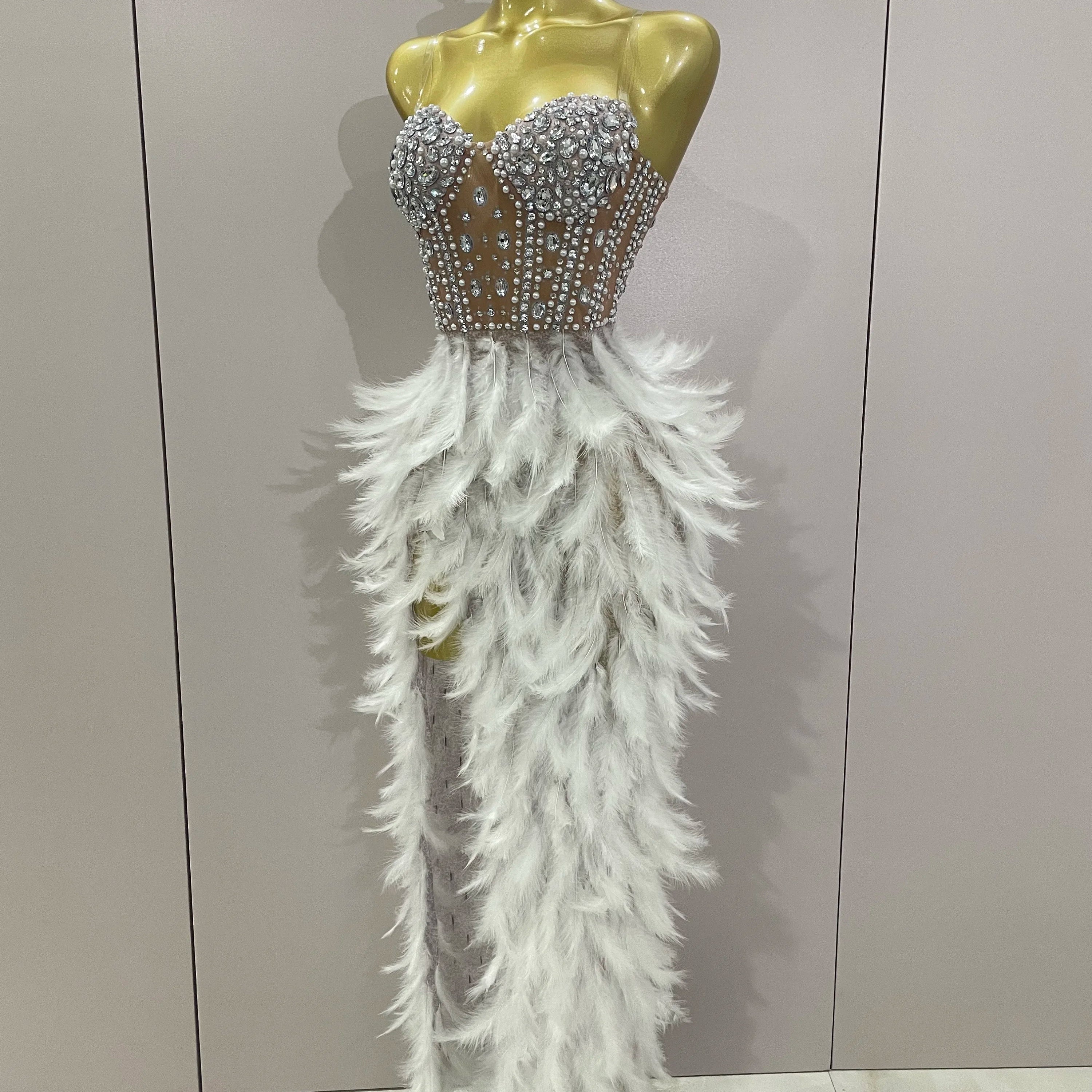Robe longue sexy en maille avec plumes blanches et strass scintillants pour femme, tenue de soirée, d'anniversaire, de spectacle, de séance photo, 2025