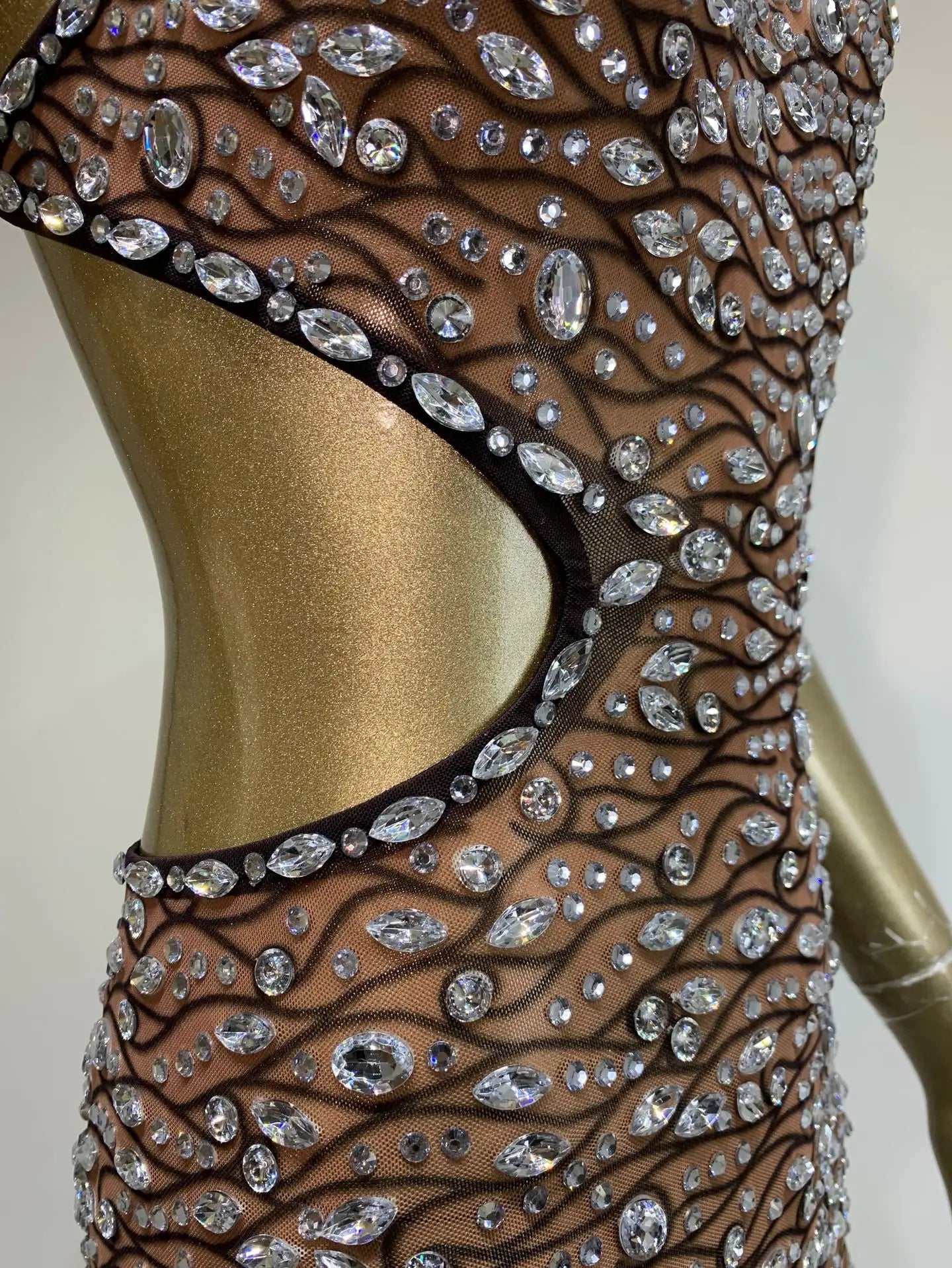 Robe courte sexy asymétrique à épaules dénudées et diamants pour femme, tenue de fête d'anniversaire, de bar, de discothèque, de spectacle sur scène, 2025