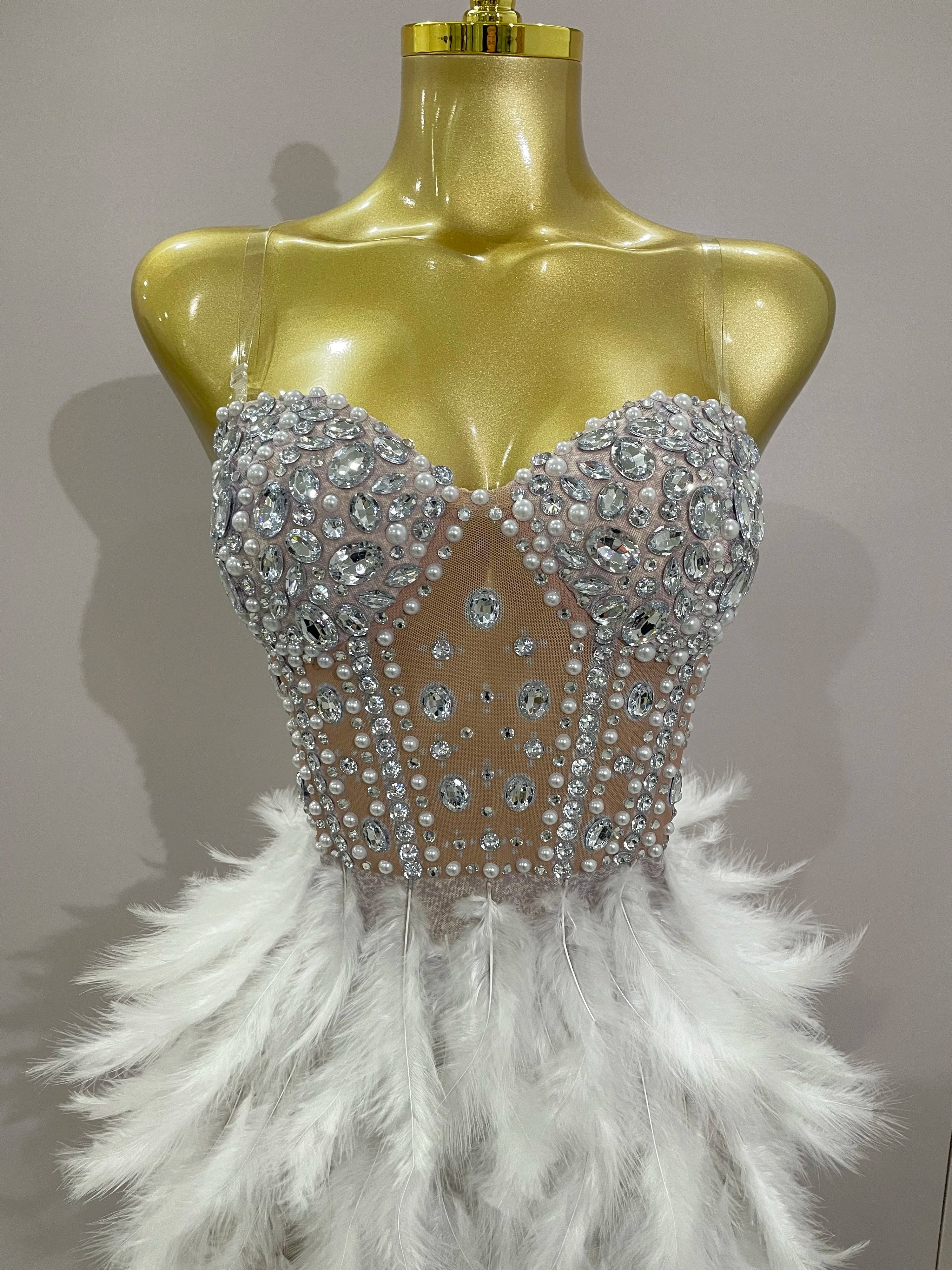 Robe longue sexy en maille avec plumes blanches et strass scintillants pour femme, tenue de soirée, d'anniversaire, de spectacle, de séance photo, 2025