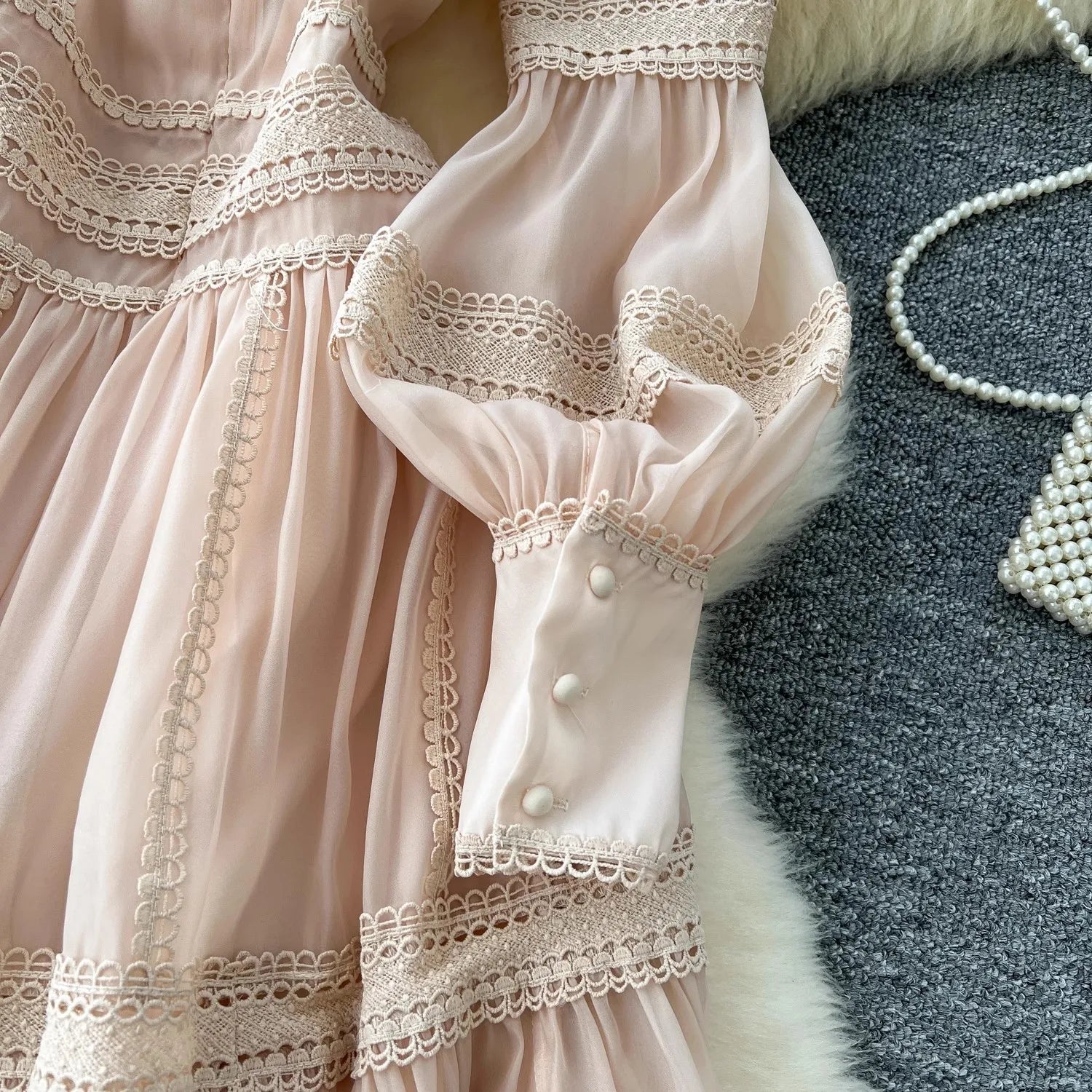 Vestido curto elegante de outono com bordado vazado e renda, manga lanterna, botões, para festa à noite