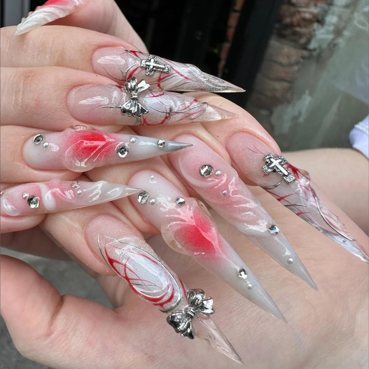 24pcs Sliver Spider Design Fake Nail Heavy Metal Halloween False Nail Tips Full Cover Wearable Black Cool Almond Press on Nails