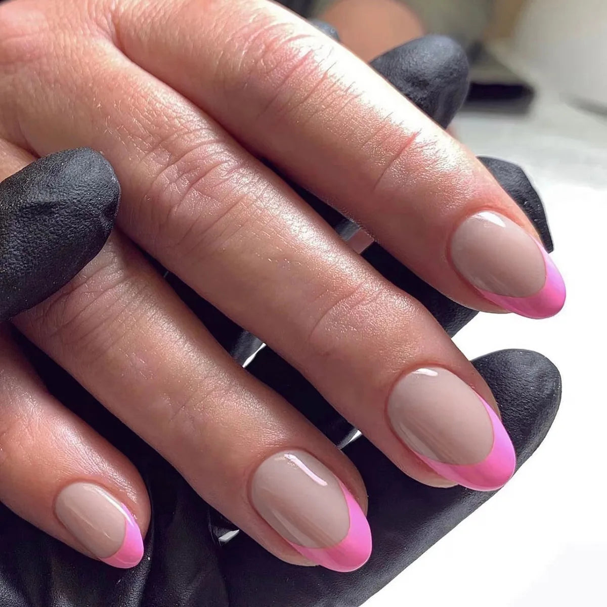 24Pcs Short Round Head Press on False Nails with White Sumdge Design Fake Nail for Woman Reusable Finished Full Cover Nails Tips