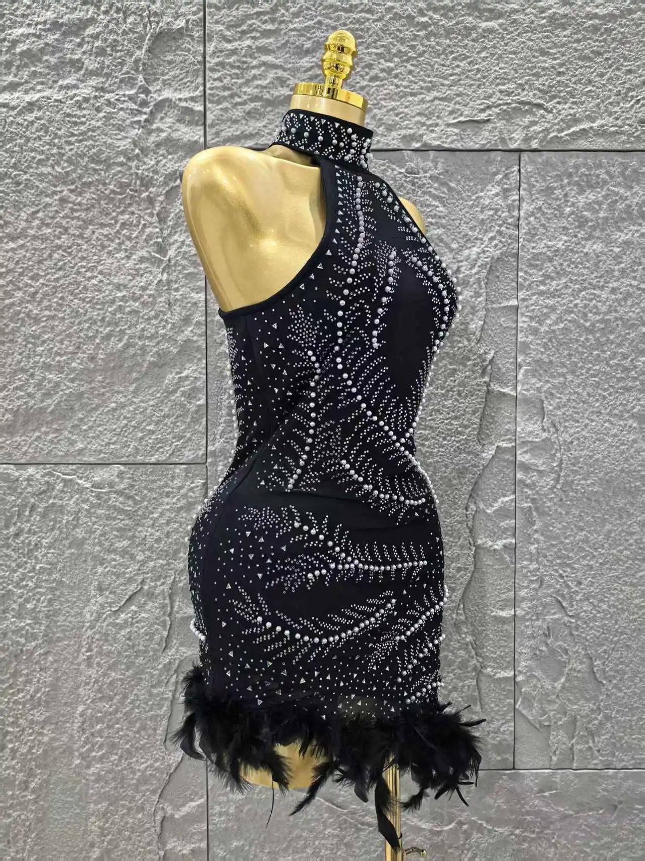 Vestido curto preto feminino, sexy, tomara que caia, com contas, penas, colado ao corpo, para festa, boate, bar, cantora