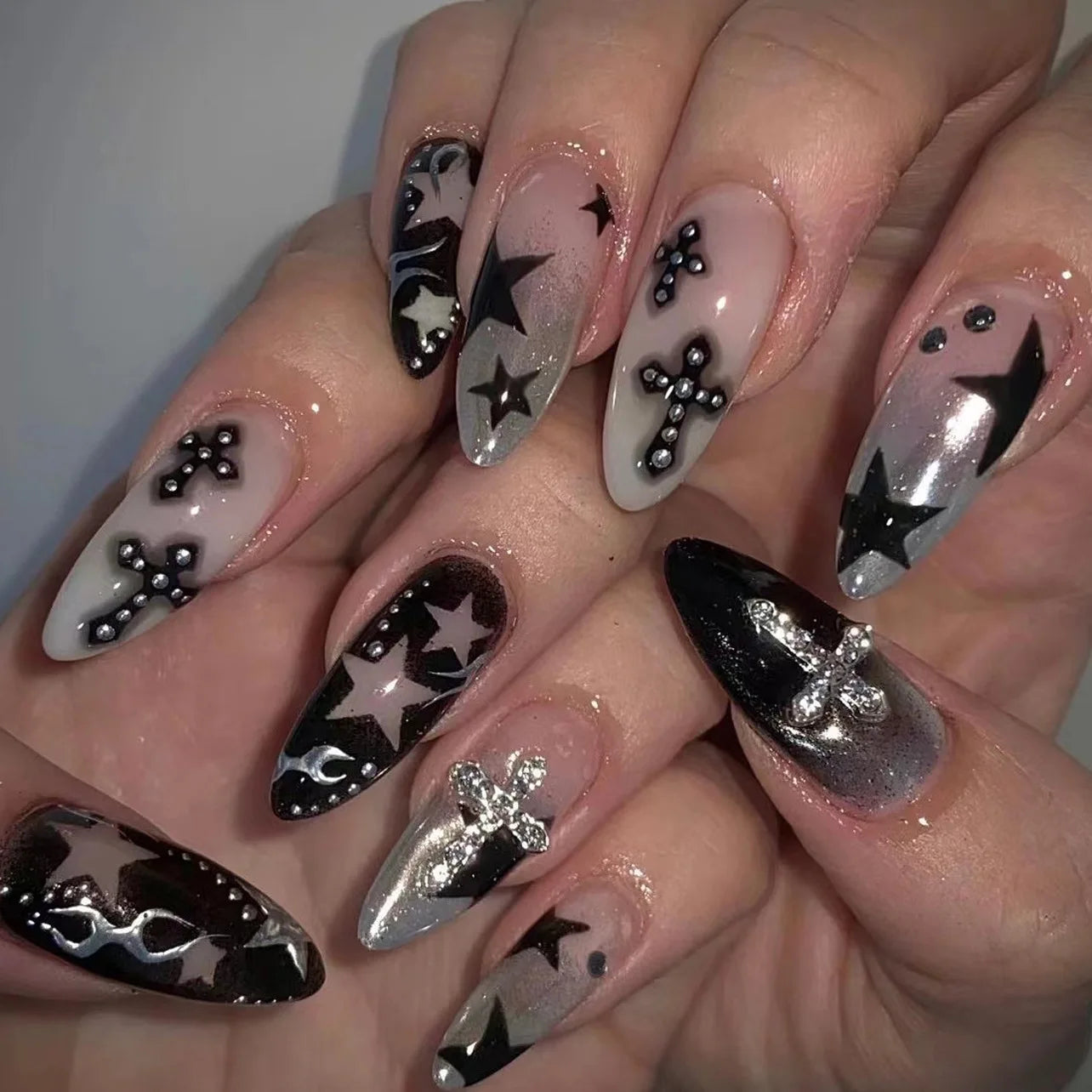 24pcs Sliver Spider Design Fake Nail Heavy Metal Halloween False Nail Tips Full Cover Wearable Black Cool Almond Press on Nails