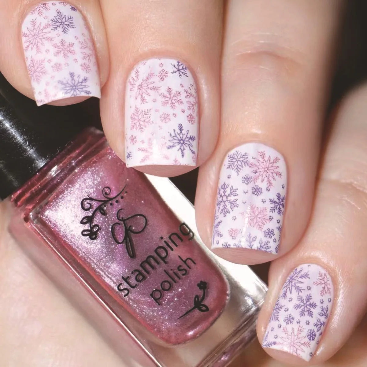 24Pcs Christmas Fake Nails for Women Girls Glossy Sequins Snowflakes Designs Short Press on Nail Wearable Full Cover False Nails