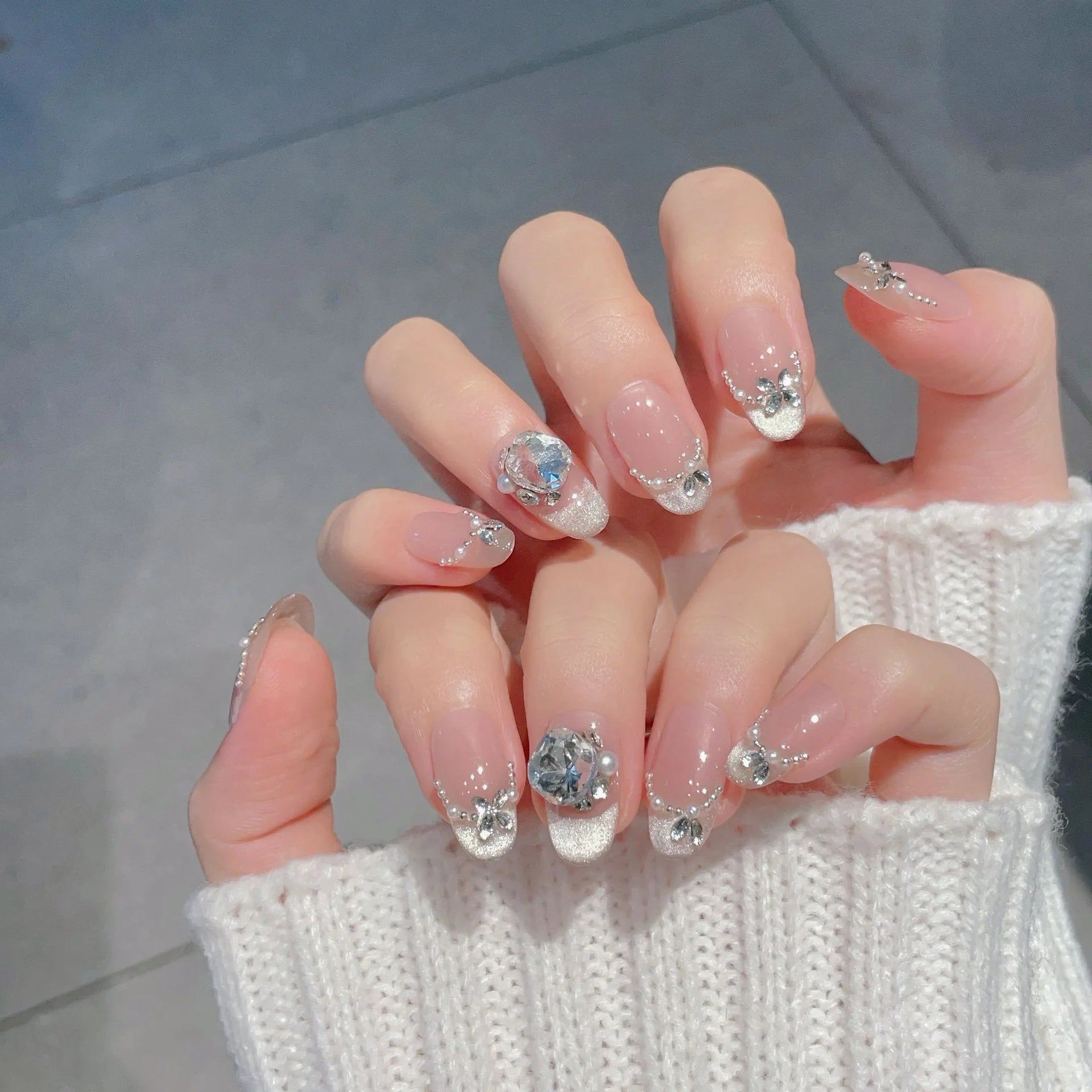 10Pcs Handmade Nude Pearl Chain Fake Nails with Small Diamonds Detachable French Manicure Nail Glitter Cat Eye Finished Nail Set