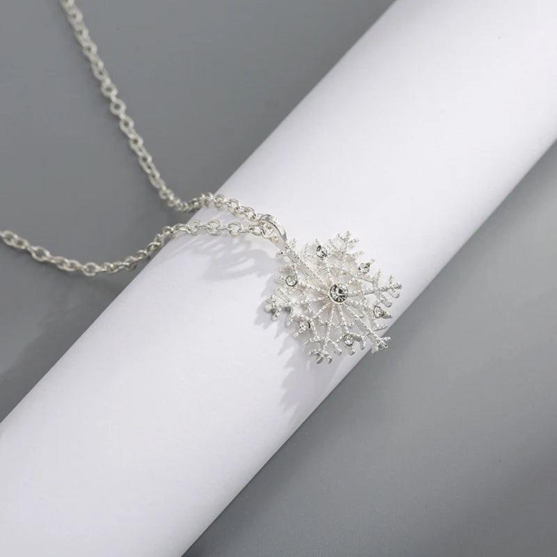 Merry Christmas Exquisite Zircon Elk Necklaces for Women Luxury Crystal Deer Pendant Clavicle Chain Necklace Festival Jewelry