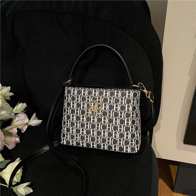 Hot-selling Luxury Paris Trend Portable Bag Shoulder Bag Fashion Designer Large Capacity Versatile Compartment Women's Bag