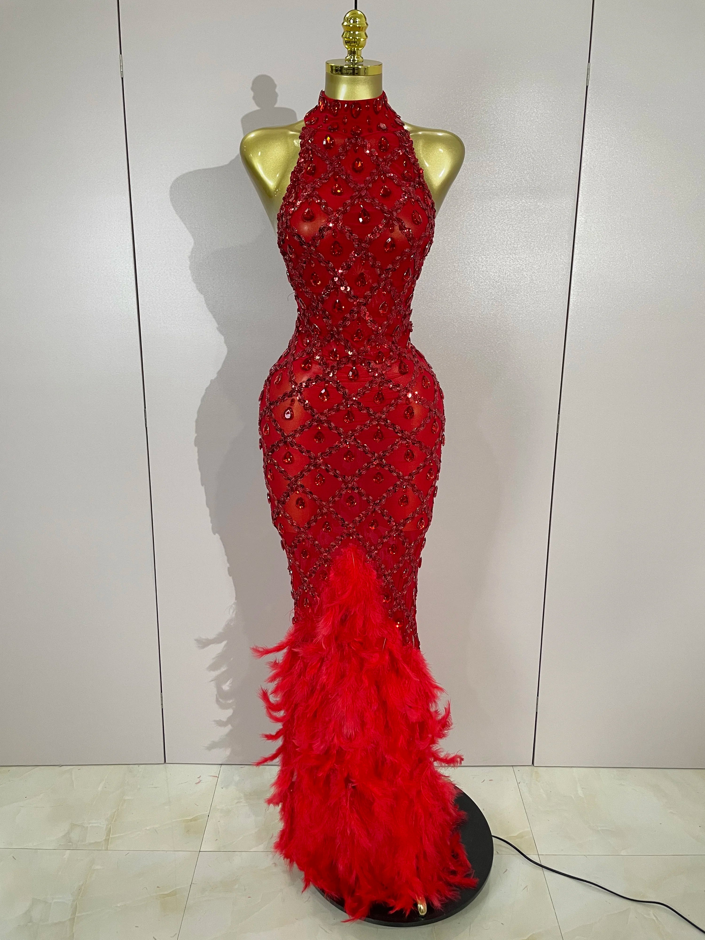 Robe longue en maille sexy de luxe avec strass dorés et plumes pour femme, tenue de soirée, d'anniversaire, de tapis rouge, de défilé de mode, costume de scène