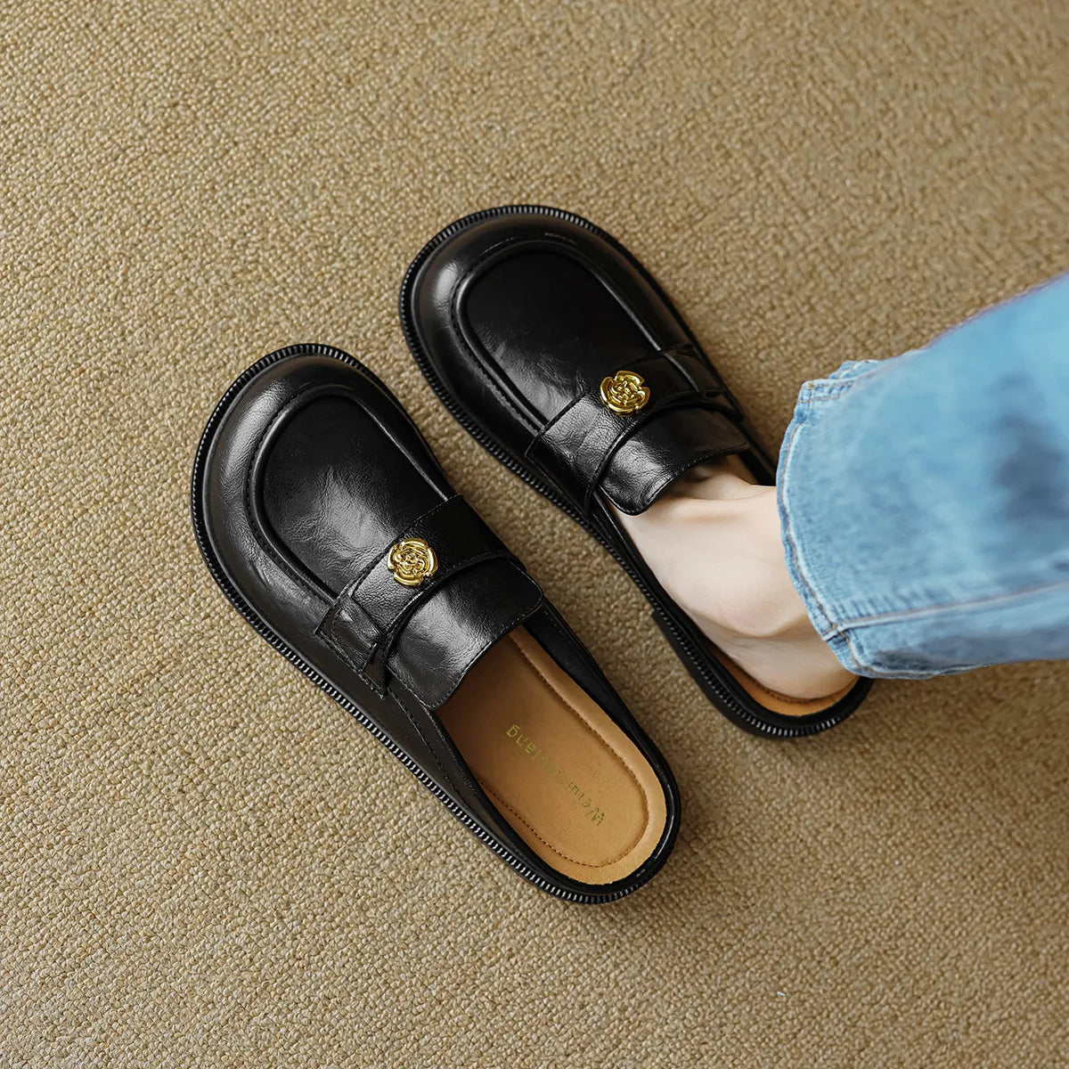 Novos chinelos femininos baixos estilo britânico, pretos, com decoração em metal, mules casuais para mulheres, roupa de trabalho e atividades ao ar livre, tamanho grande 41-43