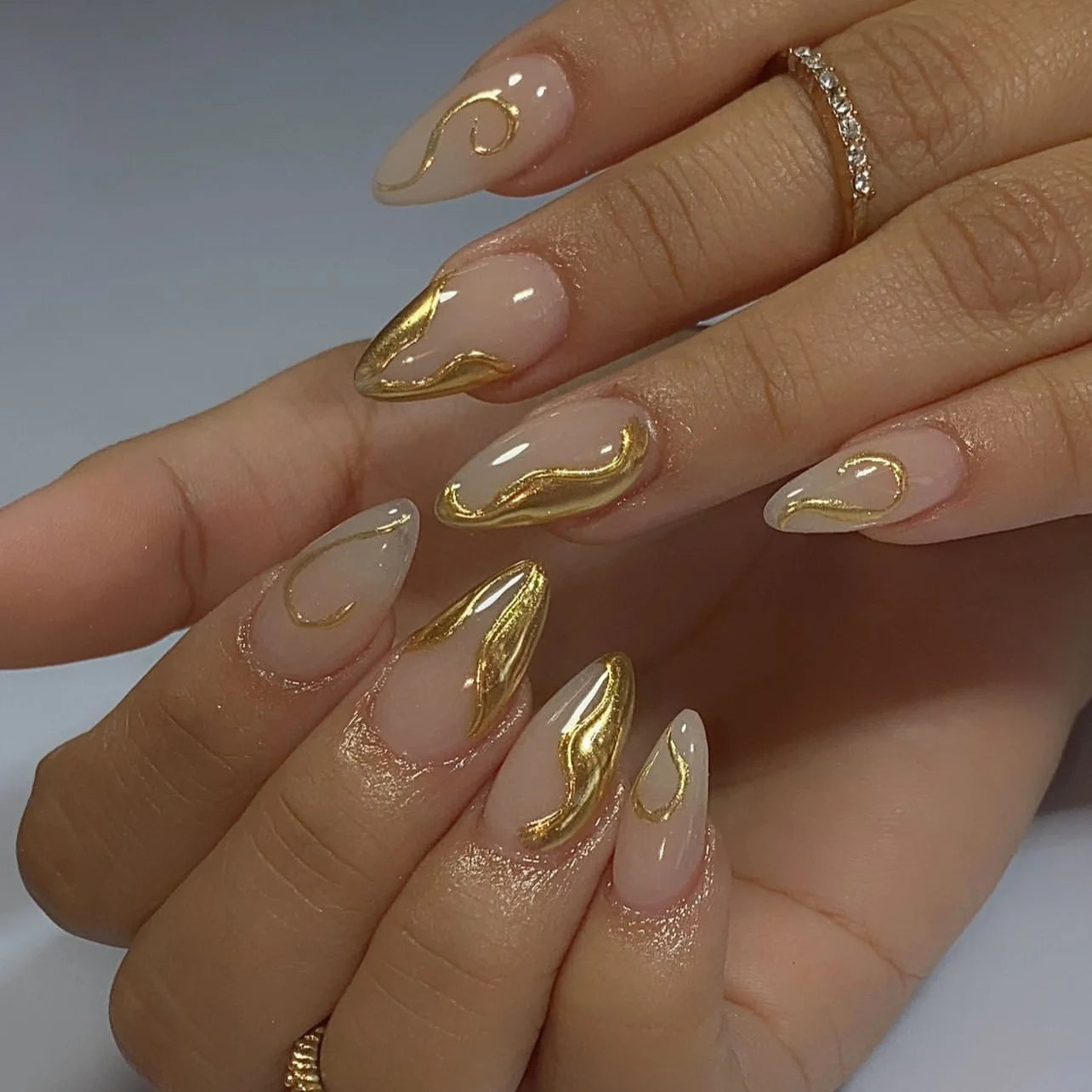 24Pcs Short Pink Fake Nails with French Gradient Design Wearable Almond False Nails Tips Golden Stripe Detachable Press on Nails