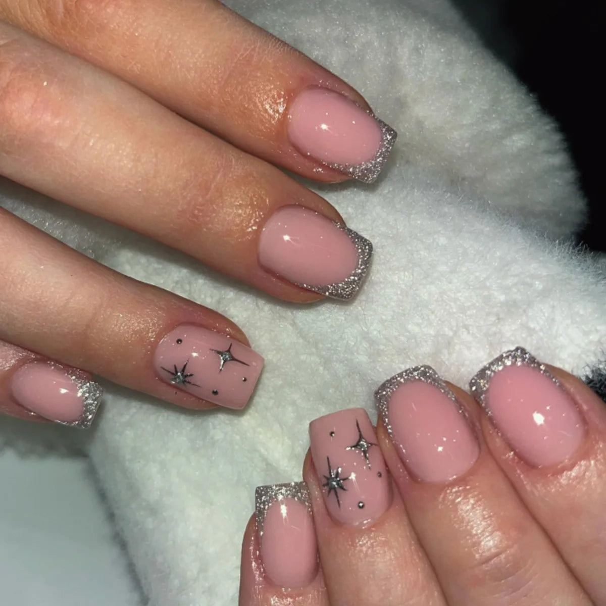 24 peças unhas postiças quadradas curtas médias brilhantes arte de unha branca usável unha postiça prateada francesa cobertura total pressione pontas de unhas