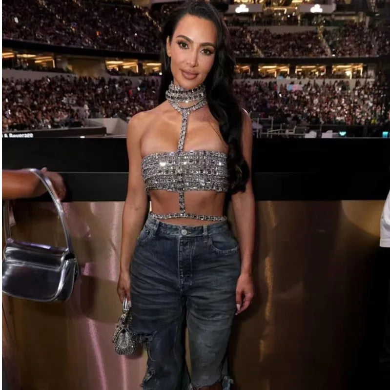Moda de celebridades, tapete vermelho, roupas femininas brilhantes, grandes cristais, tops sensuais, halter, boate, festa, programa de TV, tops regata