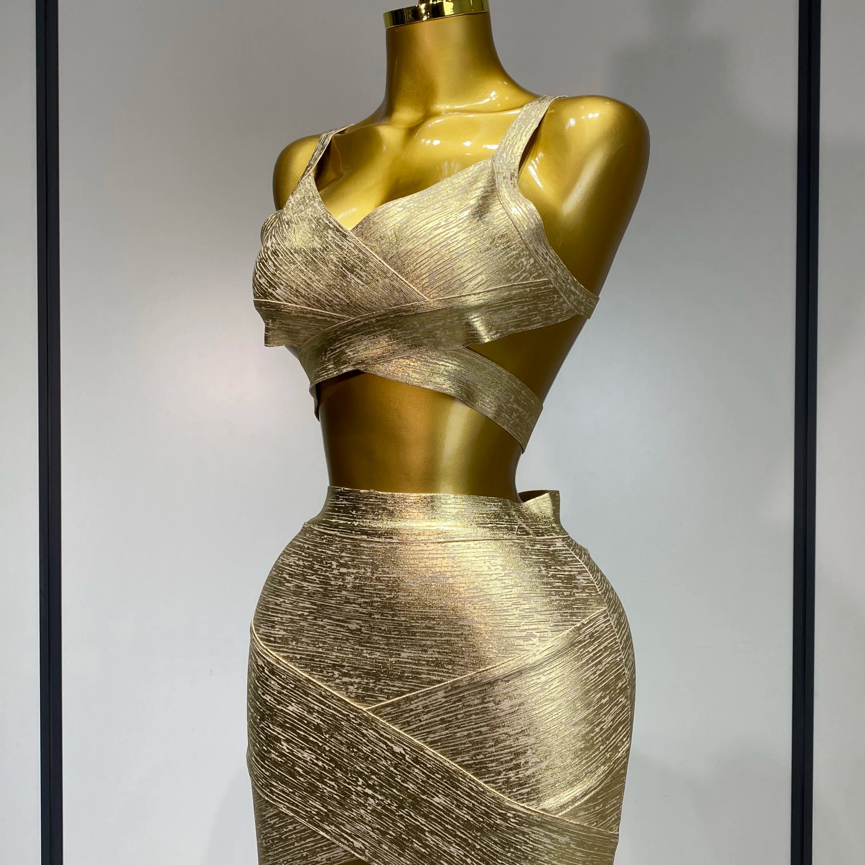 Conjunto de duas peças de bandagem dourada sexy de verão 2025, feminino, charmoso, celebridade, saia justa, vestido de aniversário para clube