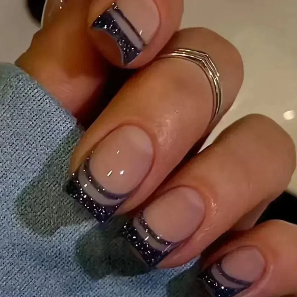 24 peças unhas postiças quadradas curtas médias brilhantes arte de unha branca usável unha postiça prateada francesa cobertura total pressione pontas de unhas