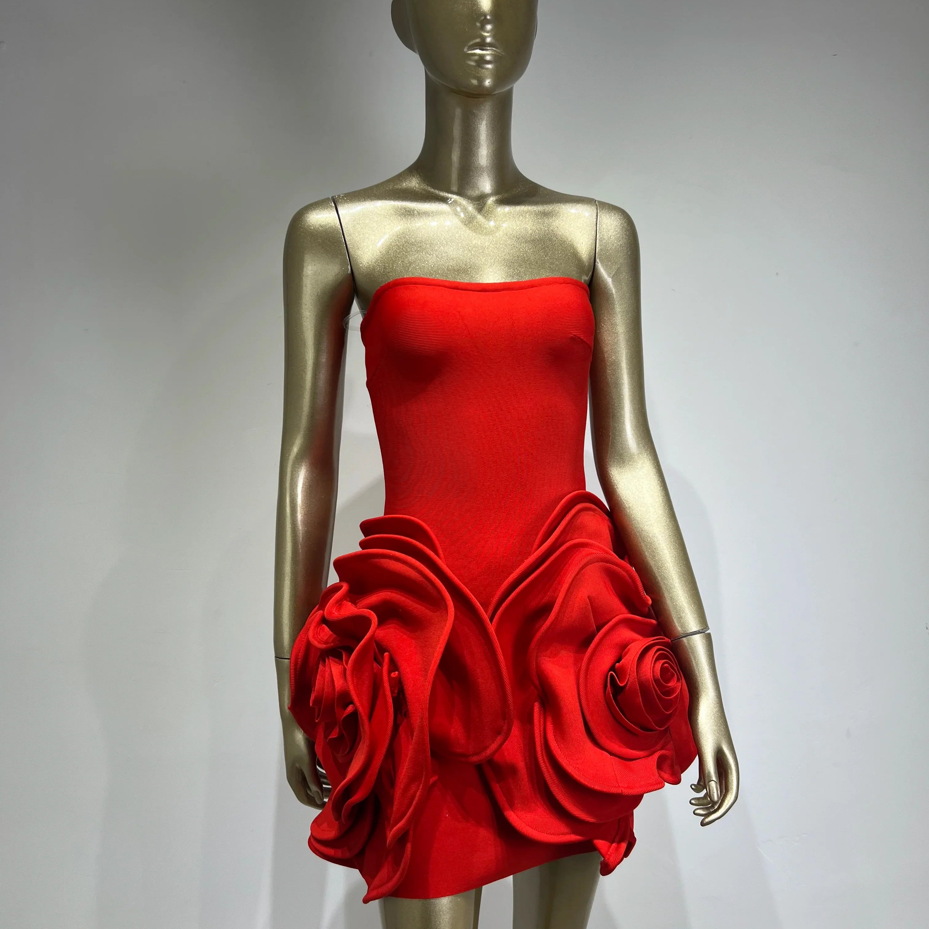 Vestido curto feminino sexy, sem alças, sem costas, com flor vermelha, justo, elegante, para festa à noite