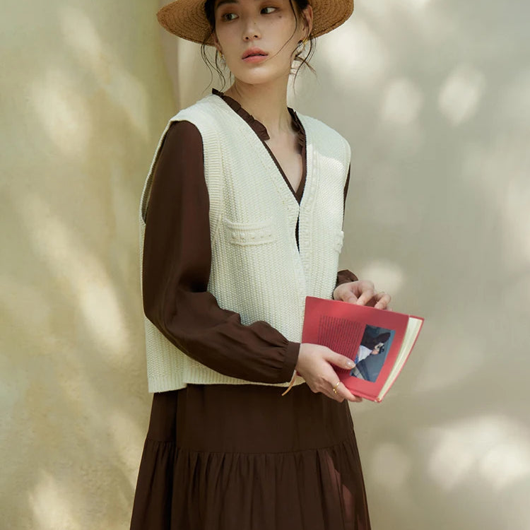 French Country Style V-neck Cable Knitting Vest for Women Early Autumn New Simple Temperament Loose Vest for Female Beige