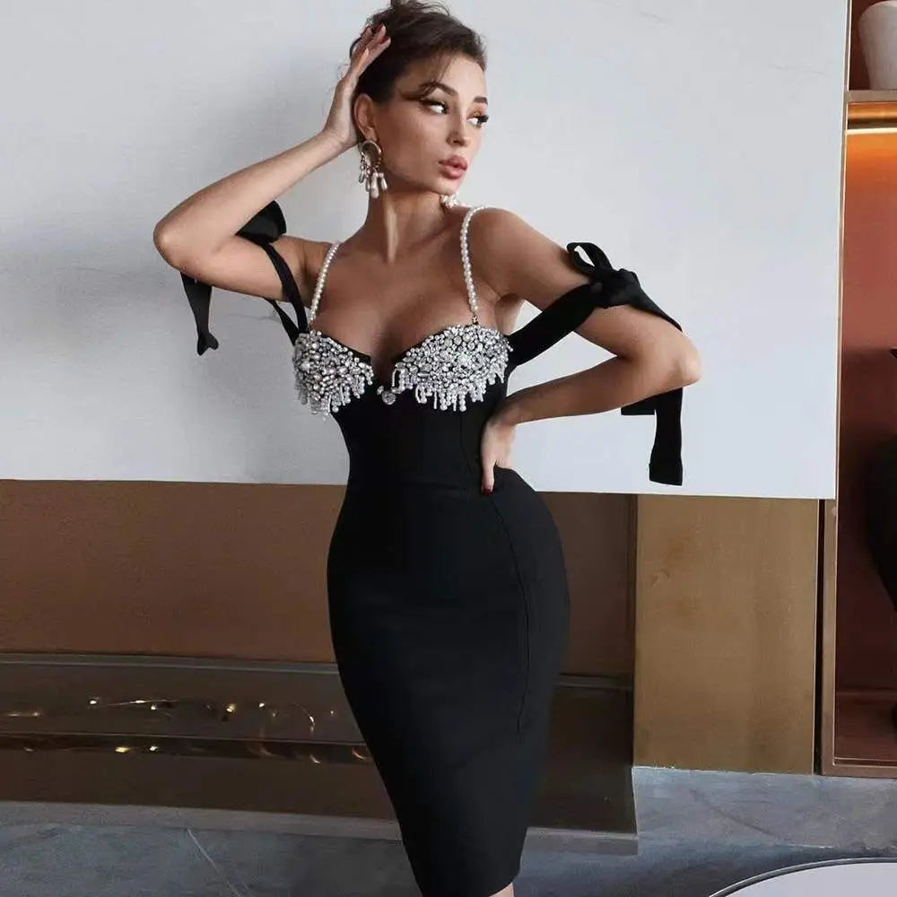Vestido preto tomara que caia com pérolas brilhantes e faixa de rayon, elegante para festa à noite