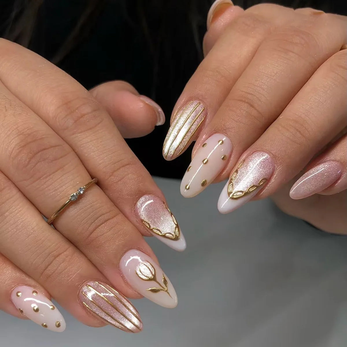 24Pcs Cat's Eye Design Fake Nail with Pearl Short Round Head Press on False Nails Silver French Bow Pattern Full Cover Nail Tips