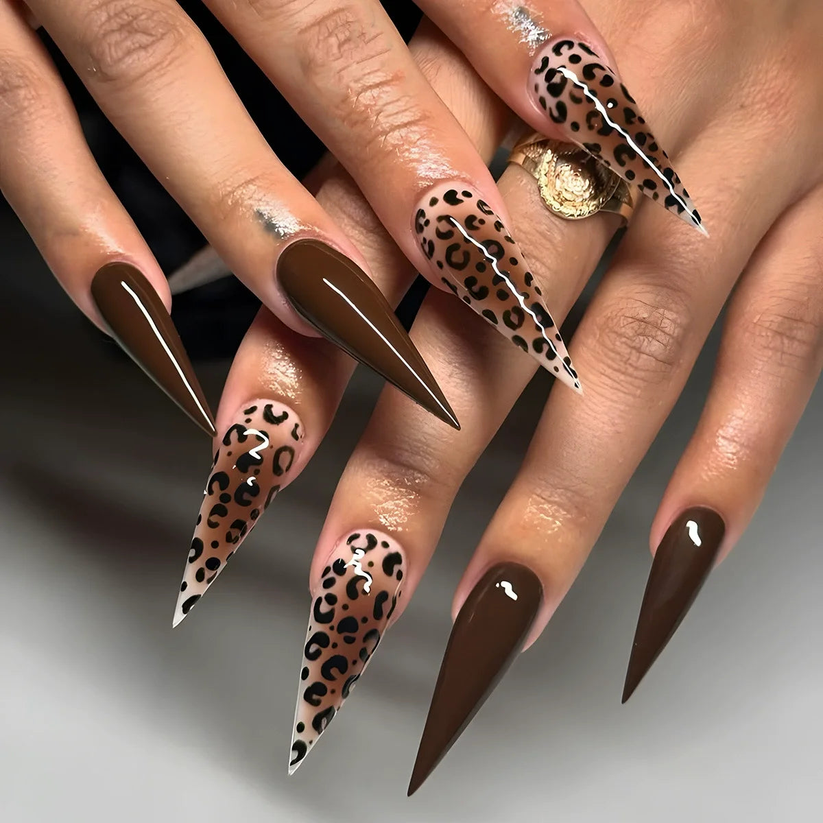 24Pcs Simple Leopard Print French Wearable Nail Art Mid-length Almond Cool Detachable Nail Set with Jelly Glue Acrylic Nail Tips