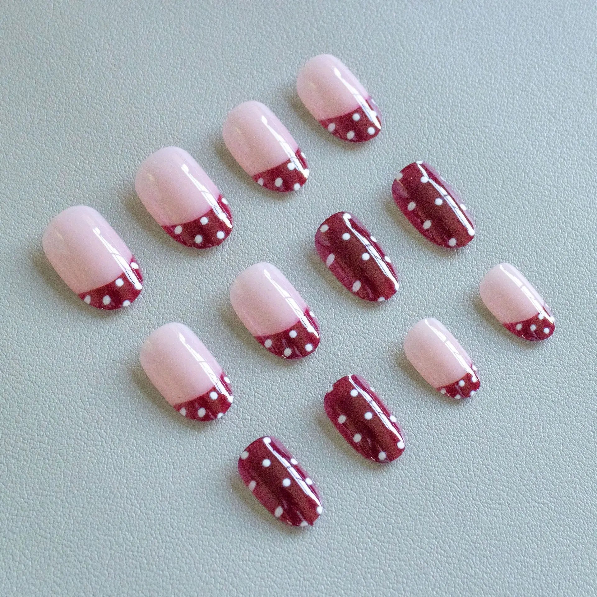 24Pcs Wine Red French Fake Nails Short Oval Press On Nails Elegant Dot Designs Spicy Girls Charm Manicure Stick-on Nails Art