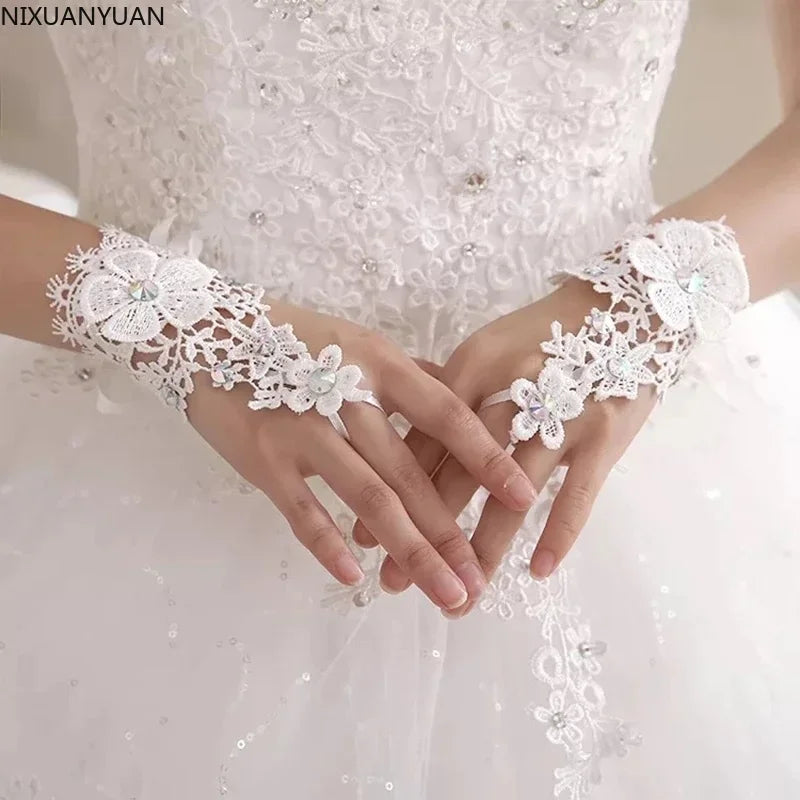 Elegant Lace Short White Fingerless Fashion Party Performance Dancing Wedding Gloves Wedding Accessories luva