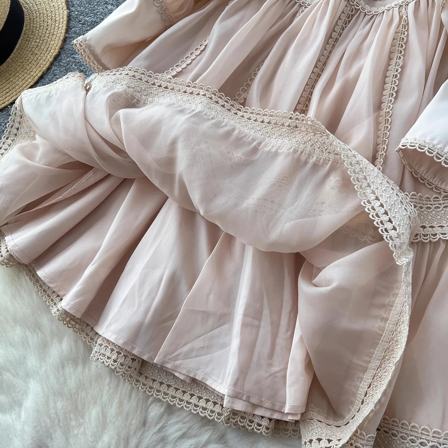 Vestido curto elegante de outono com bordado vazado e renda, manga lanterna, botões, para festa à noite
