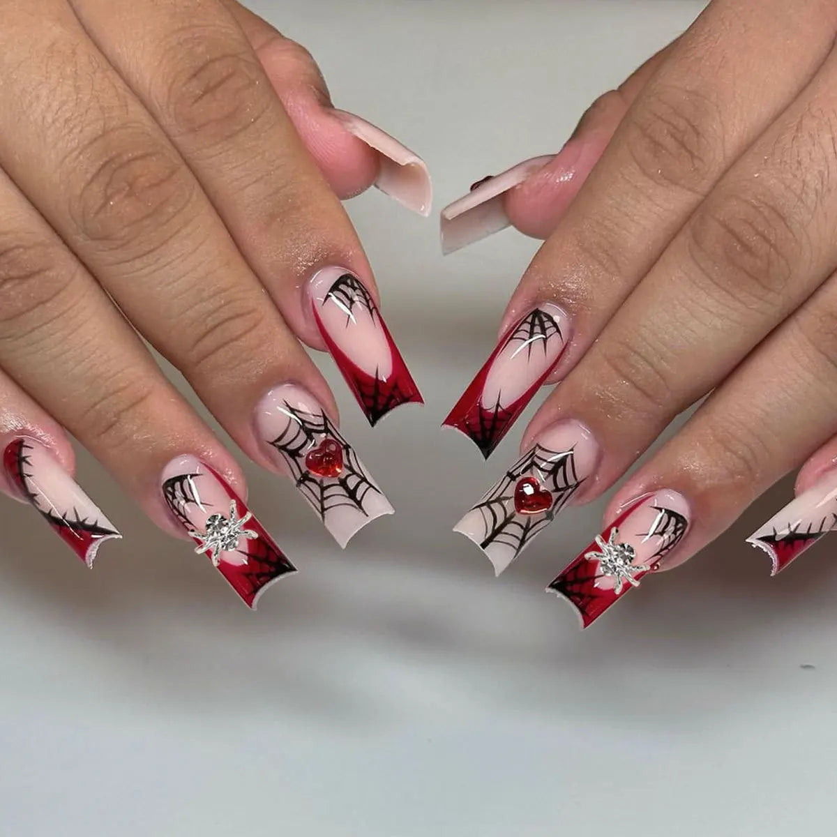 24pcs Sliver Spider Design Fake Nail Heavy Metal Halloween False Nail Tips Full Cover Wearable Black Cool Almond Press on Nails