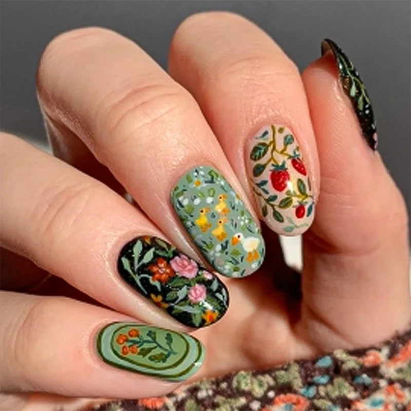 24Pcs Short Round Head False Nail Oval with Colorful Fish Design Press on Fake Nails Detachable Finished Full Cover Nail Tip Art