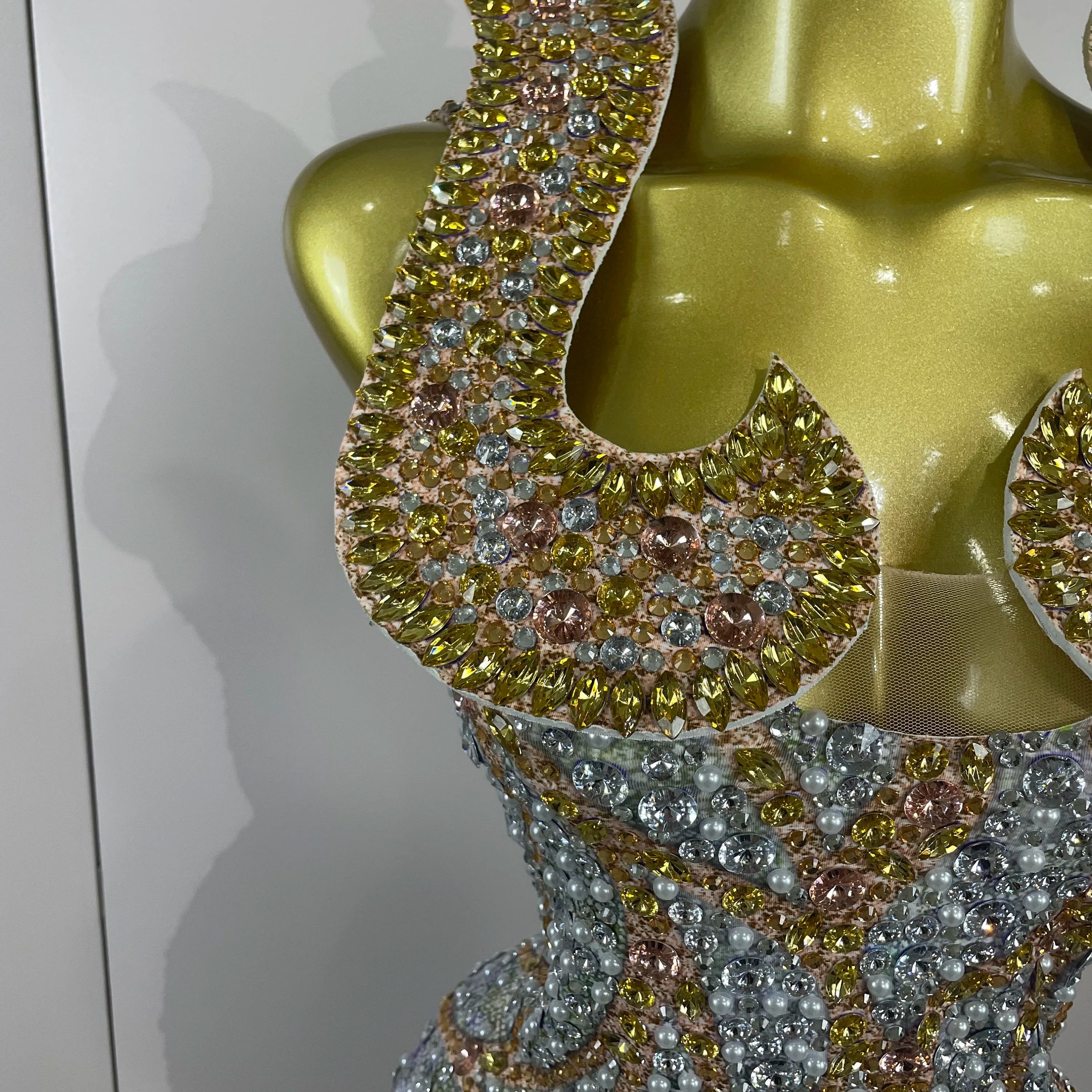 Vestido de festa feminino elegante com fenda de diamantes e cristais de luxo 2025, bainha com cauda de peixe, sexy, para performance em palco e sessão de fotos