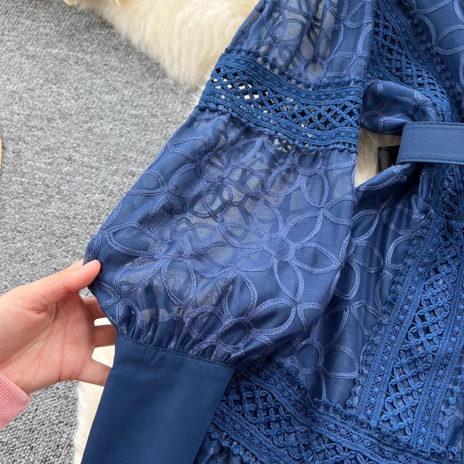 Vestido feminino elegante de outono com decote vazado, renda bordada com flores, gola alta, faixa, abotoamento único, festa midi