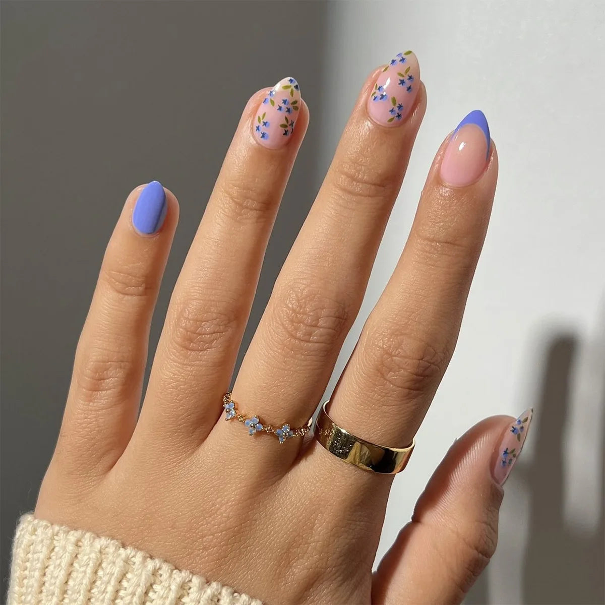 24pcs Glossy White Almond Fake Nails Blueberry Print Blue Bowknots French Style Press On Nails Pearl Decor Spring False Nail