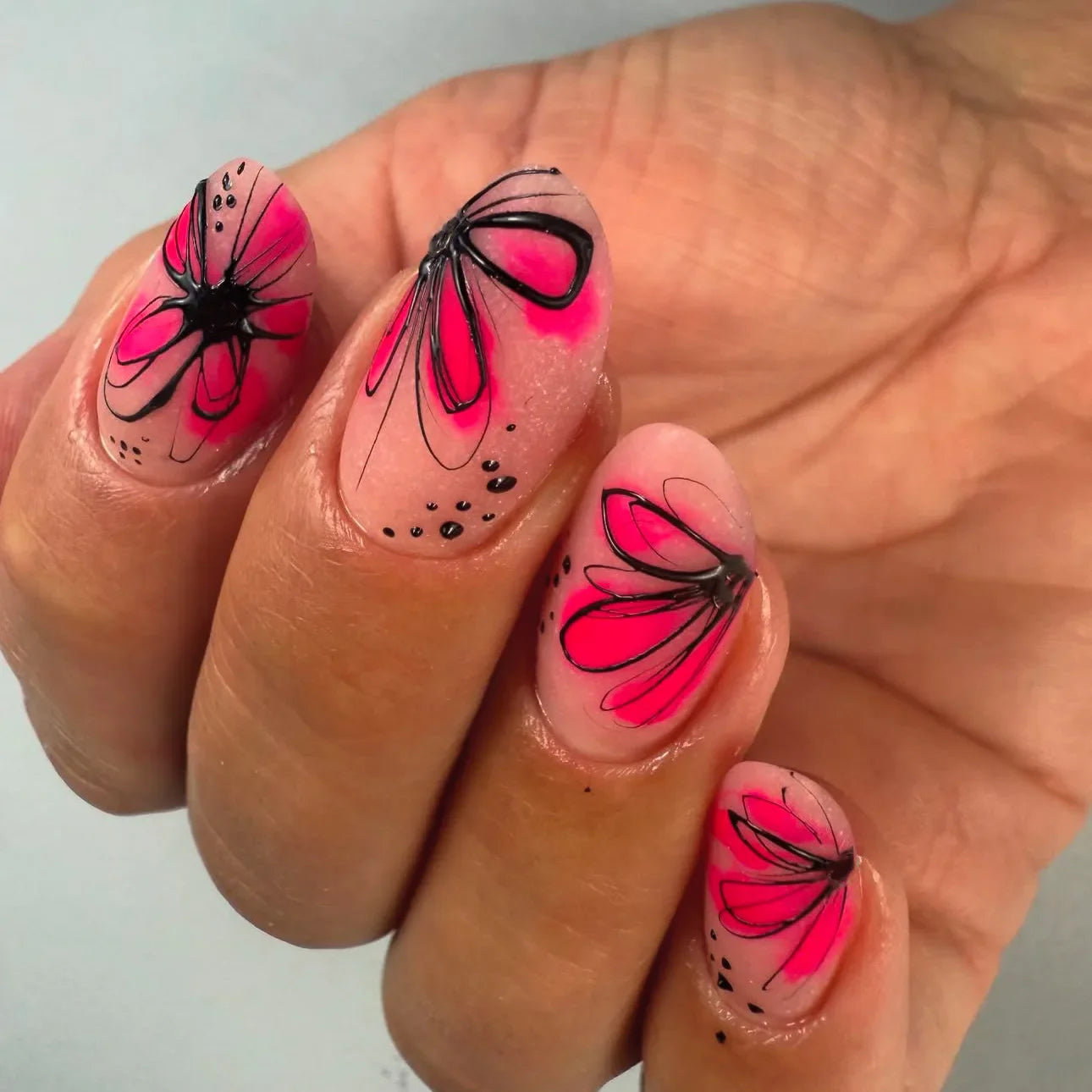 24Pcs Mid-length Round Head Nails Set Press on With Red Blue Design Fake Nails Flowers Leaves Pattern Almond False Nail Tips Art