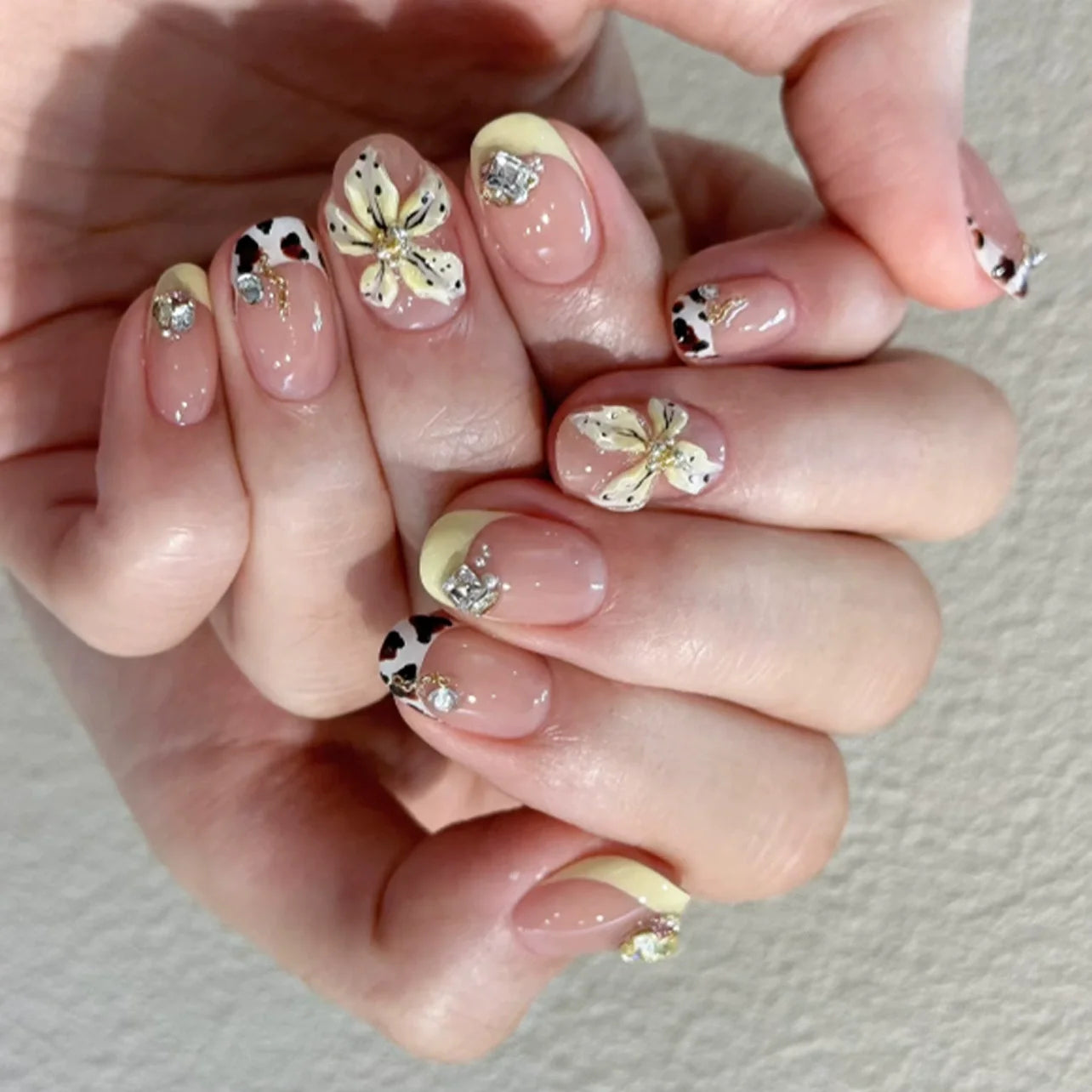 24Pcs 3D Pink Flower Wearable Nail Set Short Almond False Nails French Pearlescent Peach Pink Pearl Diamond Nail with Jelly Glue