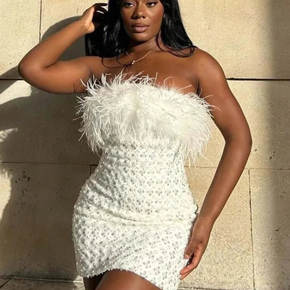 Vestido curto colado sensual sem alças para mulheres, cor branca, verão 2024, penas, strass, comemoração de aniversário, vestido fofo para meninas