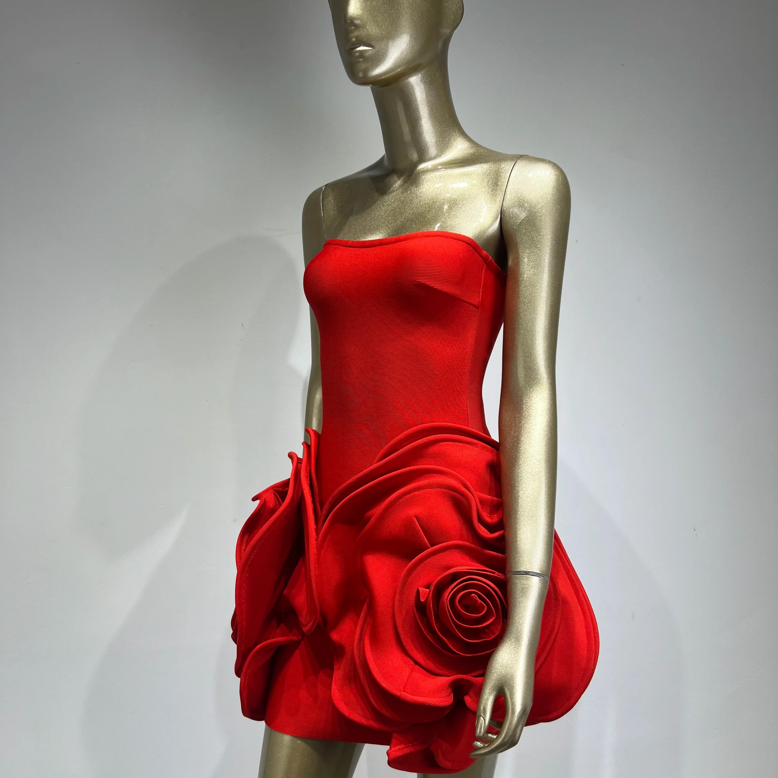 Vestido curto feminino sexy, sem alças, sem costas, com flor vermelha, justo, elegante, para festa à noite